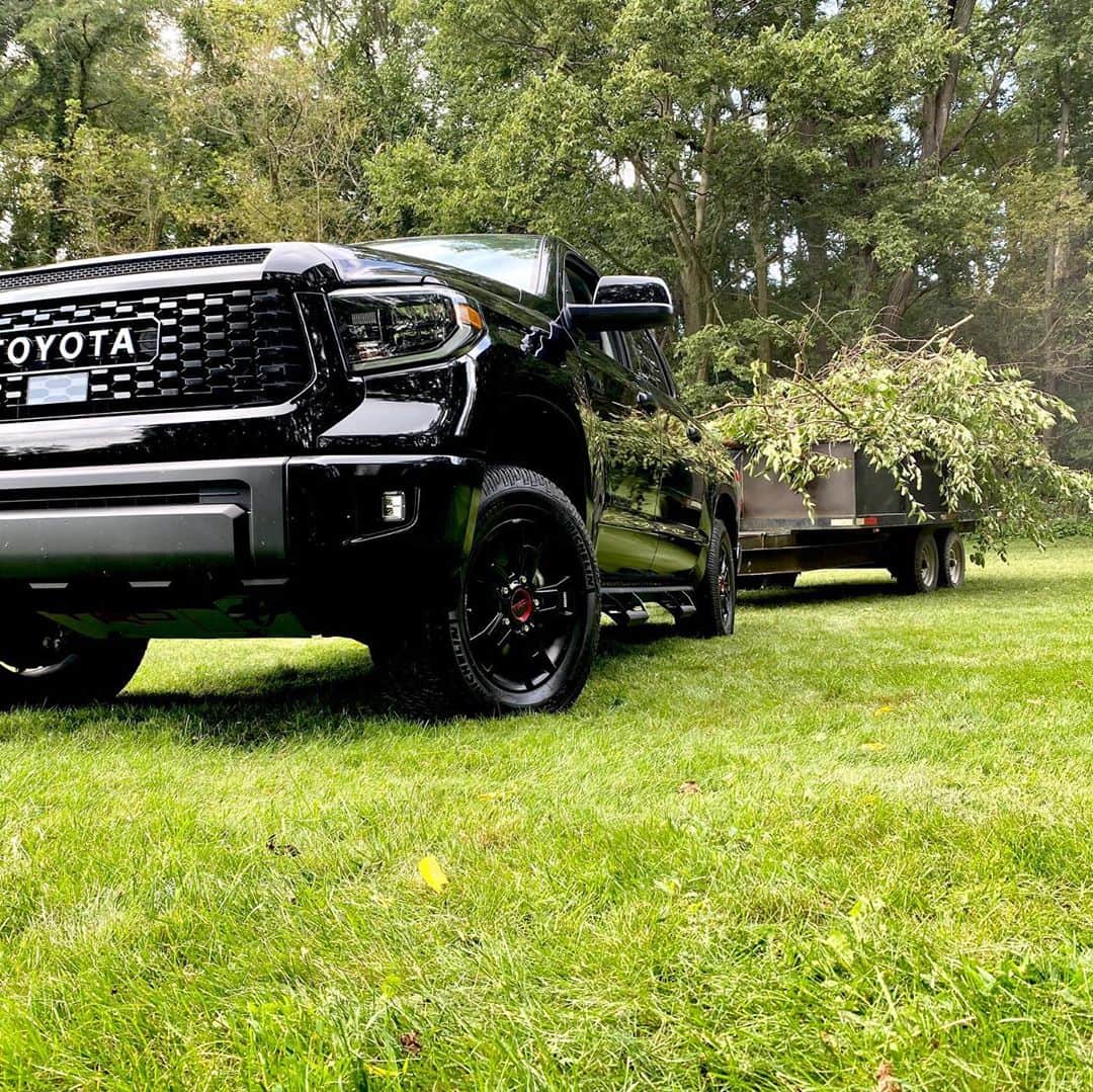 デービッド・ボウディアのインスタグラム：「Toothless puttin in the work this weekend after a storm downed a tree - looked too good not to show the beast off! #tundratrdpro #tundra @teamtoyota @toyota」