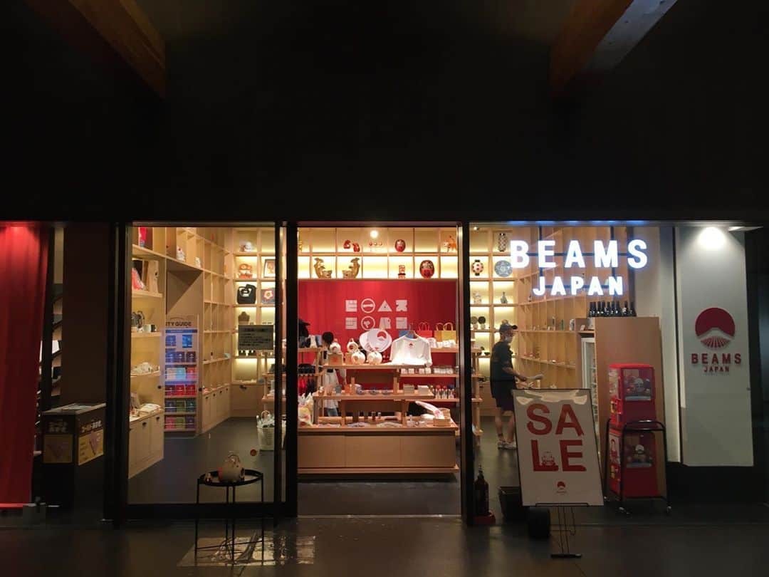 ループウィラーさんのインスタグラム写真 - (ループウィラーInstagram)「. 先日、お邪魔しました京都は新風館にオープンされた #BEAMSJAPAN #KYOTO 。  日本の良さを再認識させてくれるアイテムと お店作り、さすが #BEAMS さんです！  新宿、渋谷に次いで関西でも LOOPWHEELER の BEAMS JAPAN別注アイテムをお求め頂けるように なりましたので是非とも足を運んで頂ければと思います。  BEAMS JAPAN KYOTOの皆さん  この度はお忙しい中、お気遣い頂き ありがとうございました🙏🏼🙇🏻  You'll get special LW items here !!  #beamsjapan #ビームスジャパン #kyoto #京都 #beams #ビームス  #loopwheeler #lwosaka #ループウィラー #吊り編み #tsuriami #吊り編み機 #日本製#スウェット #パーカー #カーディガン #Tシャツ #スウェットパンツ #長持ち #丈夫 #綿 #cotton #裏毛 #日本 #japan #madeinjapan」9月15日 8時58分 - loopwheeler_nakamura