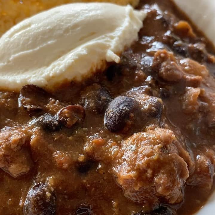 ケリスのインスタグラム：「Black bean bison chili , with a little probiotic Greek yogurt to get the gut health poppin . GOLD MINE BOX Memphis bbq rub and chili con cafe rub from last weeks boxes . This is a quick and easy recipe  24 oz black beans  1 lb bison (leaner and great source of iron) 1 whole onion 4 Garlic cloves  2 Tbls coconut oil 1 tsp rosemary , thyme ,  2 Tbls Memphis bbq rub  2 Tbl chili con cafe rub  4 diced large heirloom tomatoes (vine ripe is fine also)  1 1/2 cup bone broth or stock  Salt and pepper to taste」