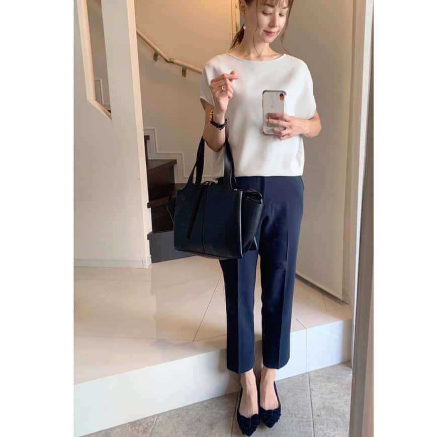 乙黒えりのインスタグラム：「ママコーデ . 娘の習い事に行く時はベーシックなものが多いです。 トップスはコクーン型なので二の腕がきれいにカバーできるし、ボトムスは伸縮性があって生地が良くてヘビロテしてます。 ネイビーパンツは、ここ数年の必須アイテムです。 ボトムスは身長が164cmなので長さ的にMサイズです。トップスはゆったりめの作りなのでSです。 #tops#pants @soeju_official #bag @celine  #shoes @tsurubymarikooikawa #ショートスリーブコクーンブラウス#ソージュ#soeju#pr」