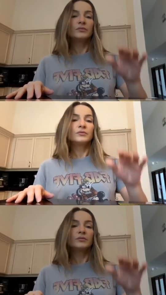 Claudia Leitteのインスタグラム：「Esse toquinho ficou na cabeça aí também? Sexta-feira tem #Desembaça 🌫 (se eu fosse vc já faria esse pre-save logo, viu?! O link ta aqui no perfil!)」