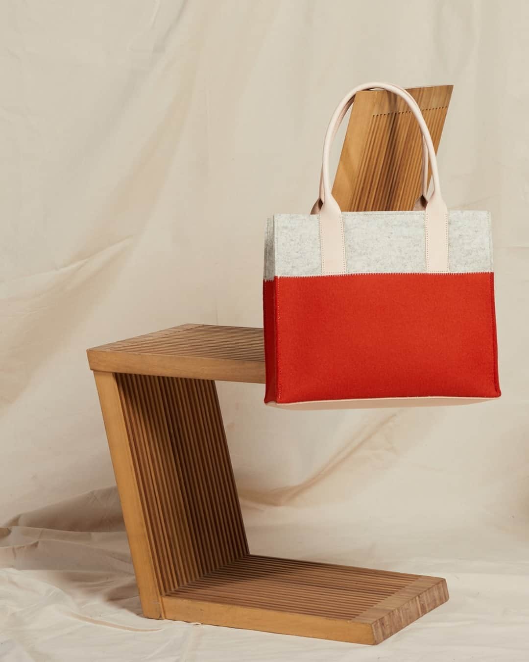 グラフ&ランツのインスタグラム：「For how good the Jaunt Petite looks on this chair, just think how good it’ll look on your arm 🥰」