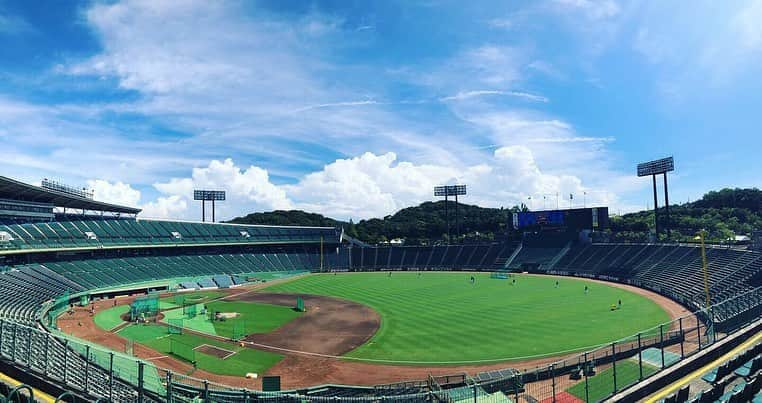 YUKINAのインスタグラム：「🏟🎆⚾️🤸🏼💫﻿ ﻿ ﻿ #ほっともっとフィールド神戸 #KOBE﻿ #神戸 #神戸スポット #みんな同じ空の下﻿ ﻿ ﻿ おはす👻🌞﻿ ﻿ 今日の朝,さむっ👀て思ったくらい﻿ 涼しいけど太陽が温かい良い気温ですね🌈✨﻿ ﻿ ﻿ さてさて！﻿ そんな今日は...待ちに待ちに待った！！！﻿ ﻿ ﻿ ほっともっとフィールド神戸での試合🏟🎆﻿ ﻿ 今日から３日間。9月15日(火)〜17日(木)﻿ 『 THANKS KOBE 〜がんばろうKOBE 25th〜 supported by 岡畑農園 』﻿ ﻿ が開催されます💛💙💛💙💛﻿ ﻿ ﻿ この３日間は監督,コーチ,選手の皆さんが﻿ 1995年当時のオリックス・ブルーウェーブの﻿ 復刻ユニフォームを着用して戦います⚾️🔥﻿ ﻿ 私たちBsGirlsも...🙈🎶﻿ ﻿ ということで！﻿ 皆さんも是非✨一緒に同じユニフォームを着て﻿ 球場をチームを盛り上げましょう🙌🏻💛🙌🏻💙🙌🏻﻿ ﻿ ﻿ グッズもいろいろ販売されています😍💕﻿ ﻿ この機会に是非！BlueWaveのグッズを﻿ たくさん身につけてチームを応援しましょう✨﻿ ﻿ ﻿ 久々のほっともっとフィールド神戸🏟🎆﻿ ﻿ ほんとに楽しみにしてました💓﻿ ほんとにほんとに楽しみにしてました🤤💕﻿ ﻿ 景色。空にのびる音。空気感。全部すき💓﻿ ﻿ ﻿ Buffaloesの勝利溢れる﻿ 勝ちSKY🌈💕Week🤸🏼‍♂️💫にするぞっ🤘🏻🔥﻿ ﻿ ﻿ 皆さんに会えるのを﻿ 球場で楽しみに待っています(◯ ´ ε `○)﻿ ﻿ ほな！また後ほどね🦄🍭💖﻿ ﻿ ﻿ ﻿ ﻿ ﻿ ﻿ ﻿ 📷2019'pic﻿ ﻿ #オリックス #Bs2020 #BsGirls #プロ野球﻿ #baseball #ORIX #buffaloes #野球女子﻿ #公式 #official #followme #オリ姫 #🍓﻿ #342 #YUKINA #yukina_342 #camera﻿ #巻き髪 #アクロバット #アクロバット女子﻿ #復刻 #復刻イベント #BlueWave #1995 #95s」