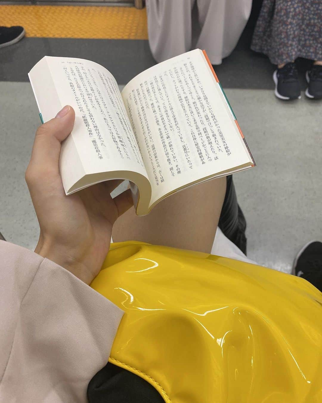 小山桃のインスタグラム：「読書の秋🍁」