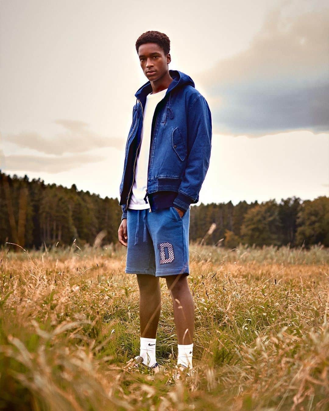 のインスタグラム：「・ THE 1 SWEATSHORT from our Exclusive Indigo Collection. Made from pure indigo cotton fleece, left unbrushed for a subtle soft-hand touch. ⁠ ⁠ Influenced by varsity letterman jackets worn by student-athletes in the USA. The D badge is based on the traditional Japanese artisan technique known as Boro. Used commonly by workers to mend textiles, it involves a ‘stab’ stitching technique with white thread on indigo fabrics and influenced our most exciting project dropping September 19th 🔥⁠ ⁠ ⁠ #denham #denhamthejeanmaker #indigo #borostitch #denim #boro」