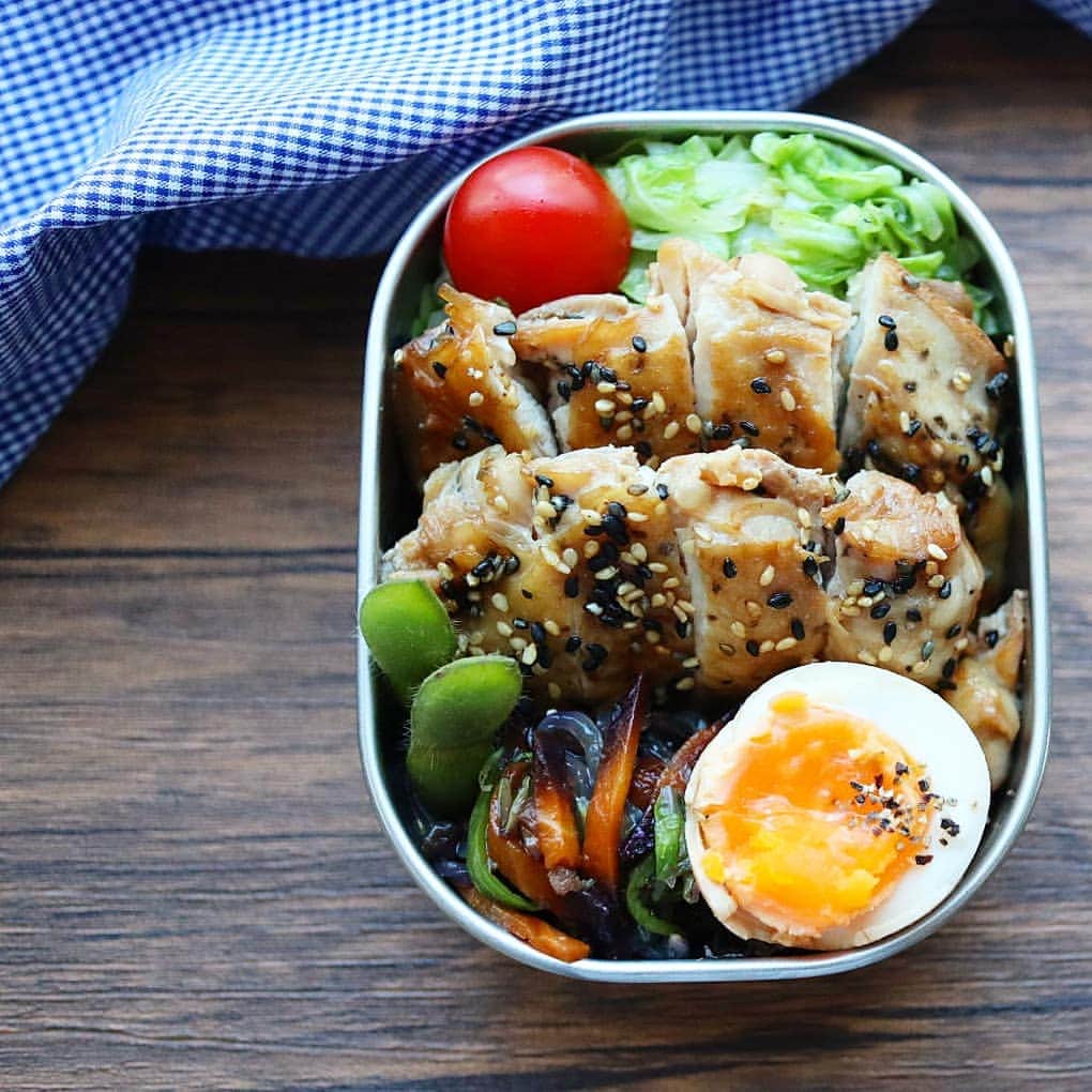 yukirichi119さんのインスタグラム写真 - (yukirichi119Instagram)「2020/09/15(火) #2020ゆきりち弁当 ＊ おはです😊 ストーリーに載っけましたが レタスクラブニュースさんで 2冊目の著書の連載をして下さってます📖📕 すでに連載の3回目が公開中。 お知らせ遅いーーー🙏 お暇な時に覗いてみてねー🖐 ＊ 今日の ゆるっと糖質オフのオット弁当です🍱😋 お弁当箱⇒360㎖ ✼••┈┈┈┈••✼••┈┈┈┈••✼ ●ご飯代わりのキャベツの塩コショウ炒め ●鶏肉のごま風味焼き←2冊目の著書にレシピ載っけてます😘 ●にんじんとピーマン入りこんにゃくチャプチェ風 ●ミニトマト ●おかか味玉 ✼••┈┈┈┈••✼••┈┈┈┈••✼ 😀⬇ゆきりち。著書📕 ①冊目、お弁当ダイエットのレシピ本 ②冊目、サラダとお肉のダイエットレシピ本 どちらもプロフ( @yukirichi119 )のリンクから Amazonに飛べます📖 --------------------------------------------------- #野菜たっぷり #新鮮野菜 #ゆる糖質制限 #作り置き #常備菜 #ゆきりち #工房アイザワ #昼食 #diet #お弁当 #弁当 #健康 #食べて痩せる #bento #旦那弁当 #lunchbox #昼ごはん #Japanesefood #簡単レシピ #レシピ #手抜き弁当 #痩せる #ダイエット #腸活 #夫弁当 #発酵食品 #炭水化物抜き #ダイエットレシピ #ゆる糖質オフ」9月15日 9時25分 - yukirichi119