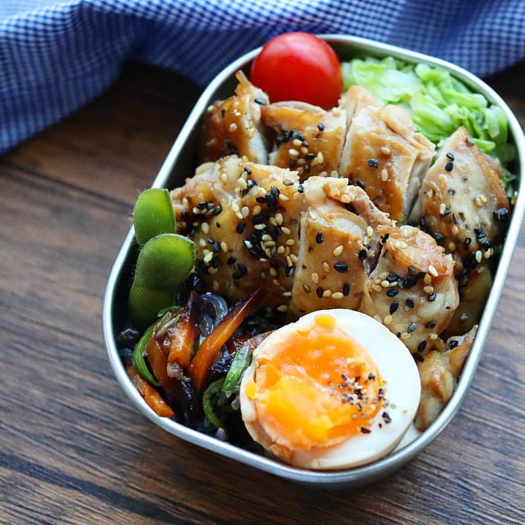yukirichi119のインスタグラム：「2020/09/15(火) #2020ゆきりち弁当 ＊ おはです😊 ストーリーに載っけましたが レタスクラブニュースさんで 2冊目の著書の連載をして下さってます📖📕 すでに連載の3回目が公開中。 お知らせ遅いーーー🙏 お暇な時に覗いてみてねー🖐 ＊ 今日の ゆるっと糖質オフのオット弁当です🍱😋 お弁当箱⇒360㎖ ✼••┈┈┈┈••✼••┈┈┈┈••✼ ●ご飯代わりのキャベツの塩コショウ炒め ●鶏肉のごま風味焼き←2冊目の著書にレシピ載っけてます😘 ●にんじんとピーマン入りこんにゃくチャプチェ風 ●ミニトマト ●おかか味玉 ✼••┈┈┈┈••✼••┈┈┈┈••✼ 😀⬇ゆきりち。著書📕 ①冊目、お弁当ダイエットのレシピ本 ②冊目、サラダとお肉のダイエットレシピ本 どちらもプロフ( @yukirichi119 )のリンクから Amazonに飛べます📖 --------------------------------------------------- #野菜たっぷり #新鮮野菜 #ゆる糖質制限 #作り置き #常備菜 #ゆきりち #工房アイザワ #昼食 #diet #お弁当 #弁当 #健康 #食べて痩せる #bento #旦那弁当 #lunchbox #昼ごはん #Japanesefood #簡単レシピ #レシピ #手抜き弁当 #痩せる #ダイエット #腸活 #夫弁当 #発酵食品 #炭水化物抜き #ダイエットレシピ #ゆる糖質オフ」