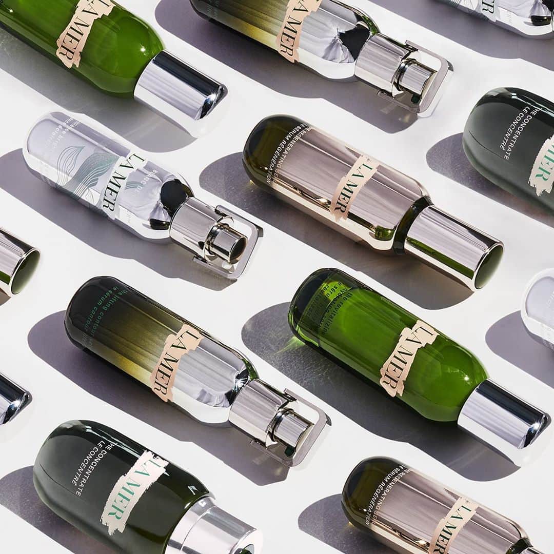 ドゥラメールのインスタグラム：「Aren’t they just delectable? All your Serums de la Mer at a glance—each one with its own targeted superpower. Radiance, regeneration, hydration, soothing ... you name it, we likely have a serum for it. And no need to play favorites. Collect and layer them as you like.」