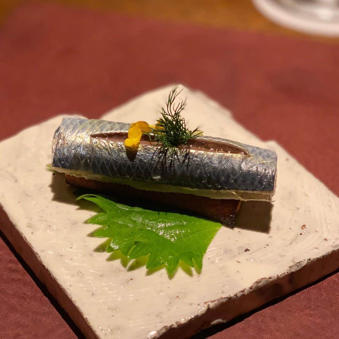 Masayasu Moritaのインスタグラム：「8月に京都から東京に移転した @aca_kyoto 。  全てが美味しくて、その後も3日間ぐらいは何を食べても思い出してしまう。  東シェフの料理に恋してしまうレストラン。  炭と薪を食材にあわせて使い分けることで、最高の火入れを味えるだけではなく、そこに丁寧に設計された日本の食材とスペイン料理の方程式の組み合わせることで、懐かしさと新しさ、そして完璧さのすべてを感じることができる。  天才にしかできない悪魔の所業。  #もりたま飯 #foodie #foodgasm #foodphotography #foodstagram #美食 #グルメ #foodporn #instaeats #instafood #toprestaurants #snapyummy #eeeeeats #eattheworld #instafoodie #toptokyorestaurants #tokyogourmet #wheretoeattokyo #tokyorestaurants #tokyoeats #japanesefood」