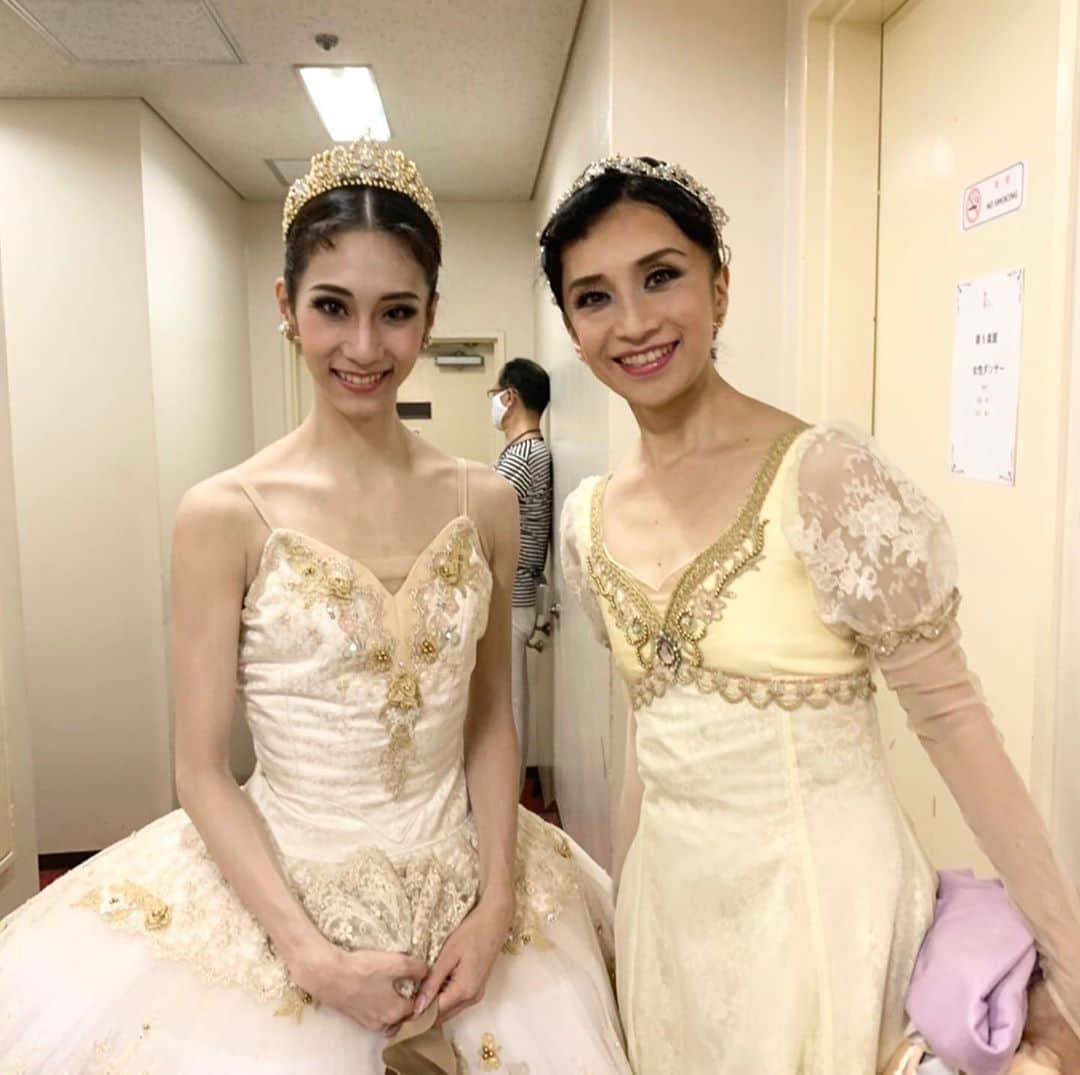 井脇幸江さんのインスタグラム写真 - (井脇幸江Instagram)「第7回発表会が、無事に終わりました。  ホッとした〜☺️  自粛明けは、様々な理由で泣く泣く出演を辞退した生徒たちも居ましたが、その後は誰一人としてかける事なく、全員が元気に劇場入りし、リハーサルを重ねて本番を迎えられました。  今回だけではなく、これまでの公演も発表会も、いつも「これは奇跡だ✨」と感じながら、舞台に立ち踊り、創ってきたので、新型コロナだから特別怖いとは捉えずに、淡々と緊張感を保ちながら前を向いて進めてきました。  生徒たちや保護者の方々には、しょっちゅう声をかけ、私の思いを伝えながら「怖がりすぎず楽観せず、慎重に大胆に」夢は叶えていこう💓と。  みんなの不安を一気に受け止めて歩き続けるのは、本当に大変でした。本当に責任取れるのか❓と。 でも、感染は悪でも恥でもない。完璧な対策などなく誰にでも起こりうる事。 感染を恐れて閉じ籠るのではなく、心身の健康を保つ努力をすべきだと思い、みんなが楽しみにしている発表会を諦める事は、選びませんでした。 無事に終わったから言える事だけれど、この道を選んで良かった。。。  発表会のために努力した生徒たち、教師、スタッフ。 そして応援して支えて下さった保護者の方々と、客席から大きな拍手を下さった関係者の方々。 皆さまに、心から感謝申し上げます。  そして、Instagramでも応援のお声かけをくださった皆さまへも、心からありがとう💖をお伝えしたいです。  ゲスト、スタッフ、生徒たちの輝く笑顔の写真を見ながら…、いま、やっと終わった事を実感しています。  私もみんなと同じ舞台に立てました。振付してくれた高橋竜太くんの才能と人柄にも、本当に感謝💕 生徒たちに「幸江先生、可愛い」なんて言われたよ🤣  生徒たち1人ひとりにドラマがある。もちろんスタッフやその家族にも。  発表会という素晴らしい「場」を作れたことを感謝して、また次に向かいます。  ありがとうございました😊  #Ballet #Dancer #バレエ #バレエダンサー #芸術 #芸術観賞 #舞台 #stage #美の世界 Iwaki Ballet Company #バレエスタジオ #バレエ教師 #バレエ教室 #美しい #楽しい #人生 #バレエスタジオ #バレエ発表会 #素晴らしい経験 #苦悩 #乗り越える #子供たち #笑顔 #スタッフ #ありがとう #努力 #感染症対策 #ゲスト #楽屋 #舞台裏 #夢を叶える #未来へ」9月15日 9時40分 - yukie.iwaki
