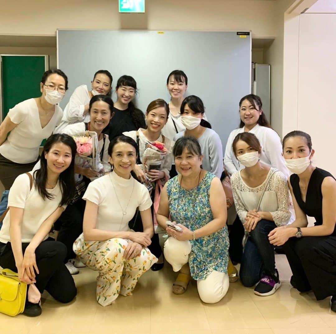 井脇幸江さんのインスタグラム写真 - (井脇幸江Instagram)「第7回発表会が、無事に終わりました。  ホッとした〜☺️  自粛明けは、様々な理由で泣く泣く出演を辞退した生徒たちも居ましたが、その後は誰一人としてかける事なく、全員が元気に劇場入りし、リハーサルを重ねて本番を迎えられました。  今回だけではなく、これまでの公演も発表会も、いつも「これは奇跡だ✨」と感じながら、舞台に立ち踊り、創ってきたので、新型コロナだから特別怖いとは捉えずに、淡々と緊張感を保ちながら前を向いて進めてきました。  生徒たちや保護者の方々には、しょっちゅう声をかけ、私の思いを伝えながら「怖がりすぎず楽観せず、慎重に大胆に」夢は叶えていこう💓と。  みんなの不安を一気に受け止めて歩き続けるのは、本当に大変でした。本当に責任取れるのか❓と。 でも、感染は悪でも恥でもない。完璧な対策などなく誰にでも起こりうる事。 感染を恐れて閉じ籠るのではなく、心身の健康を保つ努力をすべきだと思い、みんなが楽しみにしている発表会を諦める事は、選びませんでした。 無事に終わったから言える事だけれど、この道を選んで良かった。。。  発表会のために努力した生徒たち、教師、スタッフ。 そして応援して支えて下さった保護者の方々と、客席から大きな拍手を下さった関係者の方々。 皆さまに、心から感謝申し上げます。  そして、Instagramでも応援のお声かけをくださった皆さまへも、心からありがとう💖をお伝えしたいです。  ゲスト、スタッフ、生徒たちの輝く笑顔の写真を見ながら…、いま、やっと終わった事を実感しています。  私もみんなと同じ舞台に立てました。振付してくれた高橋竜太くんの才能と人柄にも、本当に感謝💕 生徒たちに「幸江先生、可愛い」なんて言われたよ🤣  生徒たち1人ひとりにドラマがある。もちろんスタッフやその家族にも。  発表会という素晴らしい「場」を作れたことを感謝して、また次に向かいます。  ありがとうございました😊  #Ballet #Dancer #バレエ #バレエダンサー #芸術 #芸術観賞 #舞台 #stage #美の世界 Iwaki Ballet Company #バレエスタジオ #バレエ教師 #バレエ教室 #美しい #楽しい #人生 #バレエスタジオ #バレエ発表会 #素晴らしい経験 #苦悩 #乗り越える #子供たち #笑顔 #スタッフ #ありがとう #努力 #感染症対策 #ゲスト #楽屋 #舞台裏 #夢を叶える #未来へ」9月15日 9時40分 - yukie.iwaki
