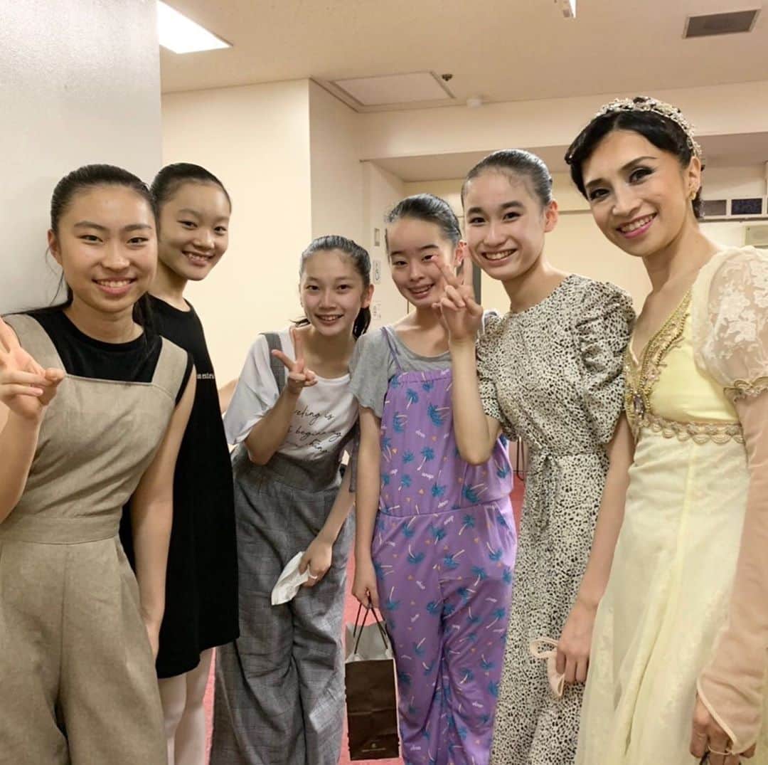 井脇幸江さんのインスタグラム写真 - (井脇幸江Instagram)「第7回発表会が、無事に終わりました。  ホッとした〜☺️  自粛明けは、様々な理由で泣く泣く出演を辞退した生徒たちも居ましたが、その後は誰一人としてかける事なく、全員が元気に劇場入りし、リハーサルを重ねて本番を迎えられました。  今回だけではなく、これまでの公演も発表会も、いつも「これは奇跡だ✨」と感じながら、舞台に立ち踊り、創ってきたので、新型コロナだから特別怖いとは捉えずに、淡々と緊張感を保ちながら前を向いて進めてきました。  生徒たちや保護者の方々には、しょっちゅう声をかけ、私の思いを伝えながら「怖がりすぎず楽観せず、慎重に大胆に」夢は叶えていこう💓と。  みんなの不安を一気に受け止めて歩き続けるのは、本当に大変でした。本当に責任取れるのか❓と。 でも、感染は悪でも恥でもない。完璧な対策などなく誰にでも起こりうる事。 感染を恐れて閉じ籠るのではなく、心身の健康を保つ努力をすべきだと思い、みんなが楽しみにしている発表会を諦める事は、選びませんでした。 無事に終わったから言える事だけれど、この道を選んで良かった。。。  発表会のために努力した生徒たち、教師、スタッフ。 そして応援して支えて下さった保護者の方々と、客席から大きな拍手を下さった関係者の方々。 皆さまに、心から感謝申し上げます。  そして、Instagramでも応援のお声かけをくださった皆さまへも、心からありがとう💖をお伝えしたいです。  ゲスト、スタッフ、生徒たちの輝く笑顔の写真を見ながら…、いま、やっと終わった事を実感しています。  私もみんなと同じ舞台に立てました。振付してくれた高橋竜太くんの才能と人柄にも、本当に感謝💕 生徒たちに「幸江先生、可愛い」なんて言われたよ🤣  生徒たち1人ひとりにドラマがある。もちろんスタッフやその家族にも。  発表会という素晴らしい「場」を作れたことを感謝して、また次に向かいます。  ありがとうございました😊  #Ballet #Dancer #バレエ #バレエダンサー #芸術 #芸術観賞 #舞台 #stage #美の世界 Iwaki Ballet Company #バレエスタジオ #バレエ教師 #バレエ教室 #美しい #楽しい #人生 #バレエスタジオ #バレエ発表会 #素晴らしい経験 #苦悩 #乗り越える #子供たち #笑顔 #スタッフ #ありがとう #努力 #感染症対策 #ゲスト #楽屋 #舞台裏 #夢を叶える #未来へ」9月15日 9時40分 - yukie.iwaki