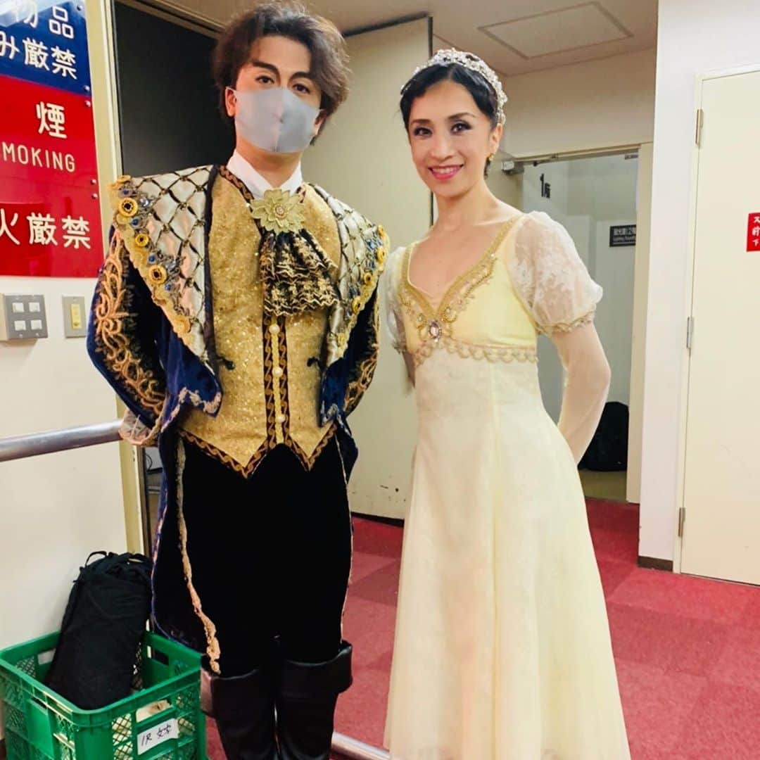 井脇幸江さんのインスタグラム写真 - (井脇幸江Instagram)「第7回発表会が、無事に終わりました。  ホッとした〜☺️  自粛明けは、様々な理由で泣く泣く出演を辞退した生徒たちも居ましたが、その後は誰一人としてかける事なく、全員が元気に劇場入りし、リハーサルを重ねて本番を迎えられました。  今回だけではなく、これまでの公演も発表会も、いつも「これは奇跡だ✨」と感じながら、舞台に立ち踊り、創ってきたので、新型コロナだから特別怖いとは捉えずに、淡々と緊張感を保ちながら前を向いて進めてきました。  生徒たちや保護者の方々には、しょっちゅう声をかけ、私の思いを伝えながら「怖がりすぎず楽観せず、慎重に大胆に」夢は叶えていこう💓と。  みんなの不安を一気に受け止めて歩き続けるのは、本当に大変でした。本当に責任取れるのか❓と。 でも、感染は悪でも恥でもない。完璧な対策などなく誰にでも起こりうる事。 感染を恐れて閉じ籠るのではなく、心身の健康を保つ努力をすべきだと思い、みんなが楽しみにしている発表会を諦める事は、選びませんでした。 無事に終わったから言える事だけれど、この道を選んで良かった。。。  発表会のために努力した生徒たち、教師、スタッフ。 そして応援して支えて下さった保護者の方々と、客席から大きな拍手を下さった関係者の方々。 皆さまに、心から感謝申し上げます。  そして、Instagramでも応援のお声かけをくださった皆さまへも、心からありがとう💖をお伝えしたいです。  ゲスト、スタッフ、生徒たちの輝く笑顔の写真を見ながら…、いま、やっと終わった事を実感しています。  私もみんなと同じ舞台に立てました。振付してくれた高橋竜太くんの才能と人柄にも、本当に感謝💕 生徒たちに「幸江先生、可愛い」なんて言われたよ🤣  生徒たち1人ひとりにドラマがある。もちろんスタッフやその家族にも。  発表会という素晴らしい「場」を作れたことを感謝して、また次に向かいます。  ありがとうございました😊  #Ballet #Dancer #バレエ #バレエダンサー #芸術 #芸術観賞 #舞台 #stage #美の世界 Iwaki Ballet Company #バレエスタジオ #バレエ教師 #バレエ教室 #美しい #楽しい #人生 #バレエスタジオ #バレエ発表会 #素晴らしい経験 #苦悩 #乗り越える #子供たち #笑顔 #スタッフ #ありがとう #努力 #感染症対策 #ゲスト #楽屋 #舞台裏 #夢を叶える #未来へ」9月15日 9時40分 - yukie.iwaki