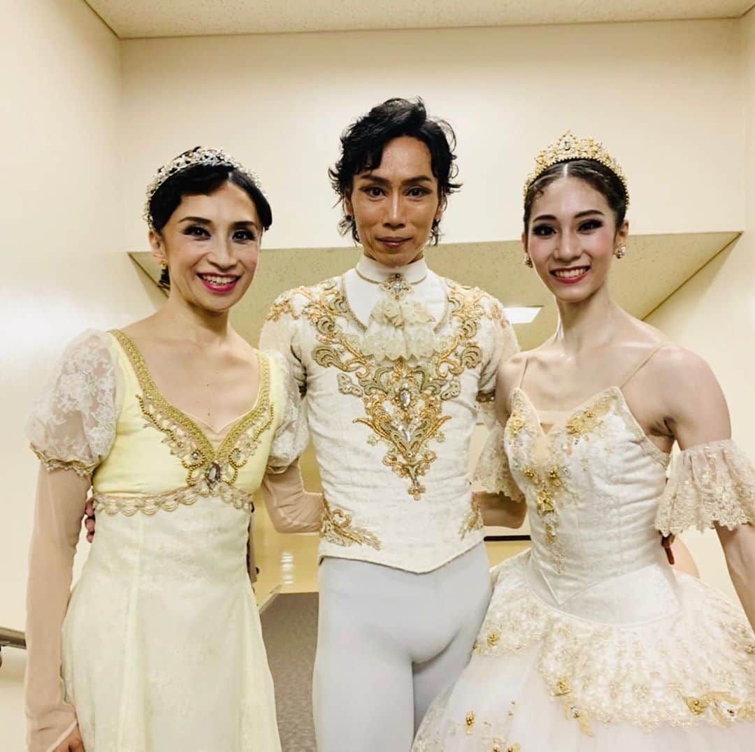 井脇幸江さんのインスタグラム写真 - (井脇幸江Instagram)「第7回発表会が、無事に終わりました。  ホッとした〜☺️  自粛明けは、様々な理由で泣く泣く出演を辞退した生徒たちも居ましたが、その後は誰一人としてかける事なく、全員が元気に劇場入りし、リハーサルを重ねて本番を迎えられました。  今回だけではなく、これまでの公演も発表会も、いつも「これは奇跡だ✨」と感じながら、舞台に立ち踊り、創ってきたので、新型コロナだから特別怖いとは捉えずに、淡々と緊張感を保ちながら前を向いて進めてきました。  生徒たちや保護者の方々には、しょっちゅう声をかけ、私の思いを伝えながら「怖がりすぎず楽観せず、慎重に大胆に」夢は叶えていこう💓と。  みんなの不安を一気に受け止めて歩き続けるのは、本当に大変でした。本当に責任取れるのか❓と。 でも、感染は悪でも恥でもない。完璧な対策などなく誰にでも起こりうる事。 感染を恐れて閉じ籠るのではなく、心身の健康を保つ努力をすべきだと思い、みんなが楽しみにしている発表会を諦める事は、選びませんでした。 無事に終わったから言える事だけれど、この道を選んで良かった。。。  発表会のために努力した生徒たち、教師、スタッフ。 そして応援して支えて下さった保護者の方々と、客席から大きな拍手を下さった関係者の方々。 皆さまに、心から感謝申し上げます。  そして、Instagramでも応援のお声かけをくださった皆さまへも、心からありがとう💖をお伝えしたいです。  ゲスト、スタッフ、生徒たちの輝く笑顔の写真を見ながら…、いま、やっと終わった事を実感しています。  私もみんなと同じ舞台に立てました。振付してくれた高橋竜太くんの才能と人柄にも、本当に感謝💕 生徒たちに「幸江先生、可愛い」なんて言われたよ🤣  生徒たち1人ひとりにドラマがある。もちろんスタッフやその家族にも。  発表会という素晴らしい「場」を作れたことを感謝して、また次に向かいます。  ありがとうございました😊  #Ballet #Dancer #バレエ #バレエダンサー #芸術 #芸術観賞 #舞台 #stage #美の世界 Iwaki Ballet Company #バレエスタジオ #バレエ教師 #バレエ教室 #美しい #楽しい #人生 #バレエスタジオ #バレエ発表会 #素晴らしい経験 #苦悩 #乗り越える #子供たち #笑顔 #スタッフ #ありがとう #努力 #感染症対策 #ゲスト #楽屋 #舞台裏 #夢を叶える #未来へ」9月15日 9時40分 - yukie.iwaki