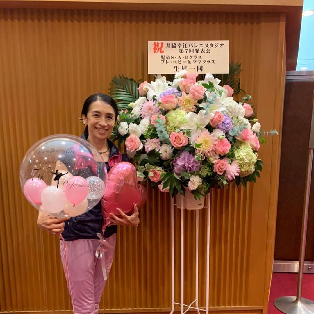 井脇幸江さんのインスタグラム写真 - (井脇幸江Instagram)「第7回発表会が、無事に終わりました。  ホッとした〜☺️  自粛明けは、様々な理由で泣く泣く出演を辞退した生徒たちも居ましたが、その後は誰一人としてかける事なく、全員が元気に劇場入りし、リハーサルを重ねて本番を迎えられました。  今回だけではなく、これまでの公演も発表会も、いつも「これは奇跡だ✨」と感じながら、舞台に立ち踊り、創ってきたので、新型コロナだから特別怖いとは捉えずに、淡々と緊張感を保ちながら前を向いて進めてきました。  生徒たちや保護者の方々には、しょっちゅう声をかけ、私の思いを伝えながら「怖がりすぎず楽観せず、慎重に大胆に」夢は叶えていこう💓と。  みんなの不安を一気に受け止めて歩き続けるのは、本当に大変でした。本当に責任取れるのか❓と。 でも、感染は悪でも恥でもない。完璧な対策などなく誰にでも起こりうる事。 感染を恐れて閉じ籠るのではなく、心身の健康を保つ努力をすべきだと思い、みんなが楽しみにしている発表会を諦める事は、選びませんでした。 無事に終わったから言える事だけれど、この道を選んで良かった。。。  発表会のために努力した生徒たち、教師、スタッフ。 そして応援して支えて下さった保護者の方々と、客席から大きな拍手を下さった関係者の方々。 皆さまに、心から感謝申し上げます。  そして、Instagramでも応援のお声かけをくださった皆さまへも、心からありがとう💖をお伝えしたいです。  ゲスト、スタッフ、生徒たちの輝く笑顔の写真を見ながら…、いま、やっと終わった事を実感しています。  私もみんなと同じ舞台に立てました。振付してくれた高橋竜太くんの才能と人柄にも、本当に感謝💕 生徒たちに「幸江先生、可愛い」なんて言われたよ🤣  生徒たち1人ひとりにドラマがある。もちろんスタッフやその家族にも。  発表会という素晴らしい「場」を作れたことを感謝して、また次に向かいます。  ありがとうございました😊  #Ballet #Dancer #バレエ #バレエダンサー #芸術 #芸術観賞 #舞台 #stage #美の世界 Iwaki Ballet Company #バレエスタジオ #バレエ教師 #バレエ教室 #美しい #楽しい #人生 #バレエスタジオ #バレエ発表会 #素晴らしい経験 #苦悩 #乗り越える #子供たち #笑顔 #スタッフ #ありがとう #努力 #感染症対策 #ゲスト #楽屋 #舞台裏 #夢を叶える #未来へ」9月15日 9時40分 - yukie.iwaki