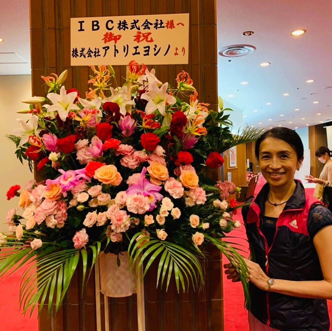 井脇幸江さんのインスタグラム写真 - (井脇幸江Instagram)「第7回発表会が、無事に終わりました。  ホッとした〜☺️  自粛明けは、様々な理由で泣く泣く出演を辞退した生徒たちも居ましたが、その後は誰一人としてかける事なく、全員が元気に劇場入りし、リハーサルを重ねて本番を迎えられました。  今回だけではなく、これまでの公演も発表会も、いつも「これは奇跡だ✨」と感じながら、舞台に立ち踊り、創ってきたので、新型コロナだから特別怖いとは捉えずに、淡々と緊張感を保ちながら前を向いて進めてきました。  生徒たちや保護者の方々には、しょっちゅう声をかけ、私の思いを伝えながら「怖がりすぎず楽観せず、慎重に大胆に」夢は叶えていこう💓と。  みんなの不安を一気に受け止めて歩き続けるのは、本当に大変でした。本当に責任取れるのか❓と。 でも、感染は悪でも恥でもない。完璧な対策などなく誰にでも起こりうる事。 感染を恐れて閉じ籠るのではなく、心身の健康を保つ努力をすべきだと思い、みんなが楽しみにしている発表会を諦める事は、選びませんでした。 無事に終わったから言える事だけれど、この道を選んで良かった。。。  発表会のために努力した生徒たち、教師、スタッフ。 そして応援して支えて下さった保護者の方々と、客席から大きな拍手を下さった関係者の方々。 皆さまに、心から感謝申し上げます。  そして、Instagramでも応援のお声かけをくださった皆さまへも、心からありがとう💖をお伝えしたいです。  ゲスト、スタッフ、生徒たちの輝く笑顔の写真を見ながら…、いま、やっと終わった事を実感しています。  私もみんなと同じ舞台に立てました。振付してくれた高橋竜太くんの才能と人柄にも、本当に感謝💕 生徒たちに「幸江先生、可愛い」なんて言われたよ🤣  生徒たち1人ひとりにドラマがある。もちろんスタッフやその家族にも。  発表会という素晴らしい「場」を作れたことを感謝して、また次に向かいます。  ありがとうございました😊  #Ballet #Dancer #バレエ #バレエダンサー #芸術 #芸術観賞 #舞台 #stage #美の世界 Iwaki Ballet Company #バレエスタジオ #バレエ教師 #バレエ教室 #美しい #楽しい #人生 #バレエスタジオ #バレエ発表会 #素晴らしい経験 #苦悩 #乗り越える #子供たち #笑顔 #スタッフ #ありがとう #努力 #感染症対策 #ゲスト #楽屋 #舞台裏 #夢を叶える #未来へ」9月15日 9時40分 - yukie.iwaki