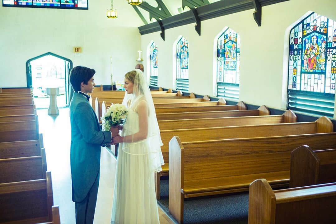 oversea_weddingのインスタグラム：「その旅に 恋をする。 写真にこだわるリゾートウェディング ・ Ceremony ・ 国内だから時差もなくリーズナブルに、南海の楽園で「宮古ブルー」に輝く空と海に包まれるphotogenicなlover's weddingを。 ・ オンラインでのお打ち合わせも可能です。 まずはお問合せください。 #リゾートウェディング #前撮り #ウェディングフォト #後撮り #星空撮影 #ウェディングドレス #hawaiiwedding #花嫁ヘア #フォトウェディング #卒花 #プレ花嫁 #卒花嫁 #日本中のプレ花嫁さんと繋がりたい #沖縄挙式 ウェディング #沖縄ウェディング #写真好き #宮古島 #ビーチフォト #dancingbear #onelove #海外ウェディング #宮古島旅行 #ウェディングブーケ #リゾ婚 #与那覇前浜ビーチ #お色直し #入籍 #宮古ブルー #モバイルウェディング #さとうきび畑の一本道」