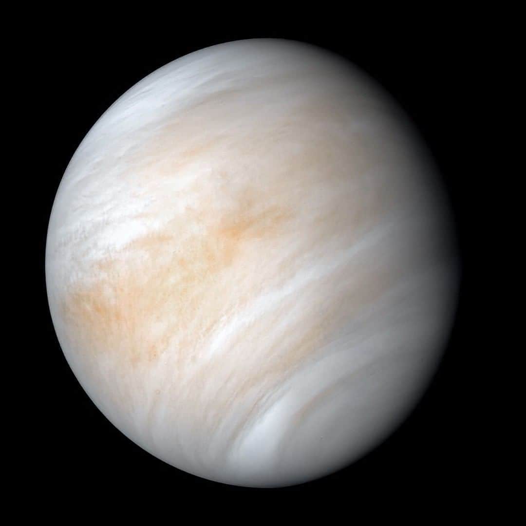 Discoveryさんのインスタグラム写真 - (DiscoveryInstagram)「Is there life on Venus? A stinky gas detected in the atmosphere of our neighboring planet is being investigated as a possible sign of life. Astrophysicist @paulmattsutter breaks down what we know so far at Discovery.com/GasOnVenus  #Venus #astronomy #space #phosphine #science #planetaryscience」9月15日 9時46分 - discovery