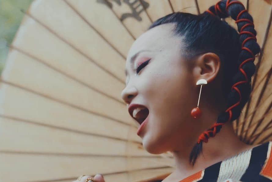 COMA-CHIのインスタグラム：「Japanese spiritual mood will heal the world... We can connect with invisible energy through our ancient ritual so I sing every morning about how thankful for them by traditional  way⛩️🐉🌈 木星が山羊座で順行を開始し、宇宙エネルギーが前に進み始めています♥️ 再び伝統や格式の素晴らしさに目が向くと共に、長きに渡り私たちを導いてくれた祖先や神々に感謝の祈りを捧げるべきタイミングです。 9/19~25はお彼岸であり、あの世とのゲートが開かれ繋がりやすいタイミング。 来たる秋分の日まで自己の内側を整え、波動を高めて参りましょう🙏✨✨ #秋分の日 #spiritual  #ancestor  #japaneseculture #japanesewoman」