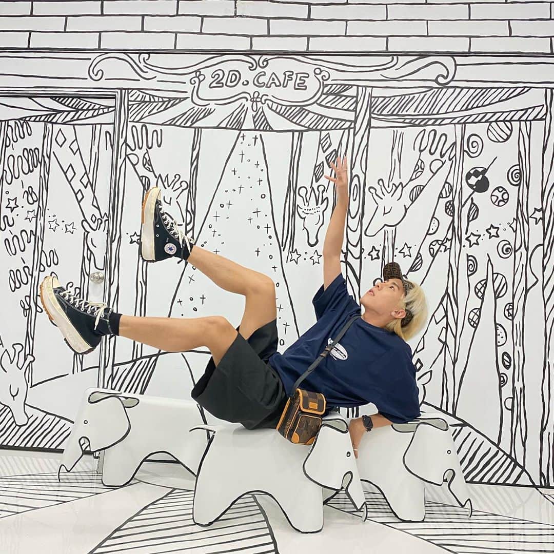 林東進さんのインスタグラム写真 - (林東進Instagram)「最近在練地板🧑🏻‍🦽 我到底多愛去2D🤣🤣🤣 #2Dcafe #2DTW #2D台中 #2D遊樂園 @2d.cafetw」9月15日 20時44分 - lingin1209