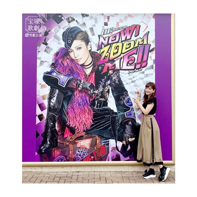 美蘭レンナのインスタグラム：「. . 昨日、 #雪組 公演 　「NOW ZOOM ME」 を観劇致しました😍✨💕💕  今年初めてのコンサート鑑賞☺️🎤✨ 最高でございました❤️❤️❤️  望海さんが永遠に格好良すぎて✨ 歌声に終始聞き惚れて✨  齋藤先生ワールド炸裂に魅了され✨ 雪組の皆さんのパワーに刺激を受け✨ 同期のありちゃんと桜路くんの 活躍ぶりに感動して✨  2幕では思い出が沢山溢れ出て、 涙が止まらなくなり✨  幸せの余韻に浸りながら、 帰路につきました✨  これはDVD購入必至です😌✨‼︎‼︎‼︎  少人数での大劇場公演って 絶対に大変だろうに、 微塵も感じさせず、 歌い、踊り、楽しそうに舞台に立つ 皆さんの姿にさすがプロだなあと。  本当にとっても楽しかった💕💕 刺激とパワーを沢山もらいました✨  宝塚、望海さん、雪組の皆様、 幸せの時間を有難うございます❤️ 千秋楽まで無事に迎えられますように  #雪組#宝塚#公演#観劇#宝塚観劇#最高#エンターテイメント#素晴らしい#舞台#感動#感激#nowzoomme#観劇のお供#姉妹」