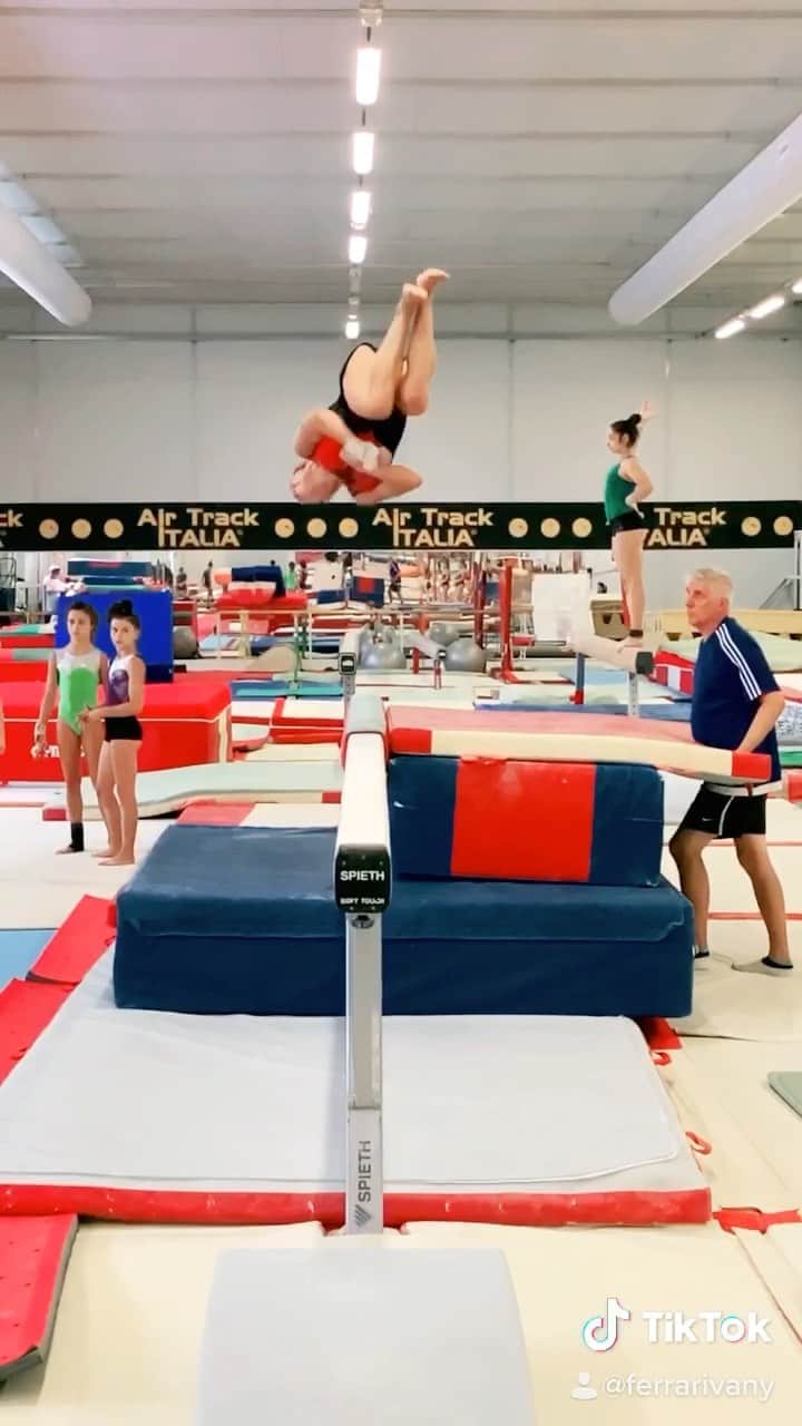 バネッサ・フェラーリのインスタグラム：「🤟😜 #vanessaferrari #gym #gymmotivation #workout #jump @sigoagymartistica」