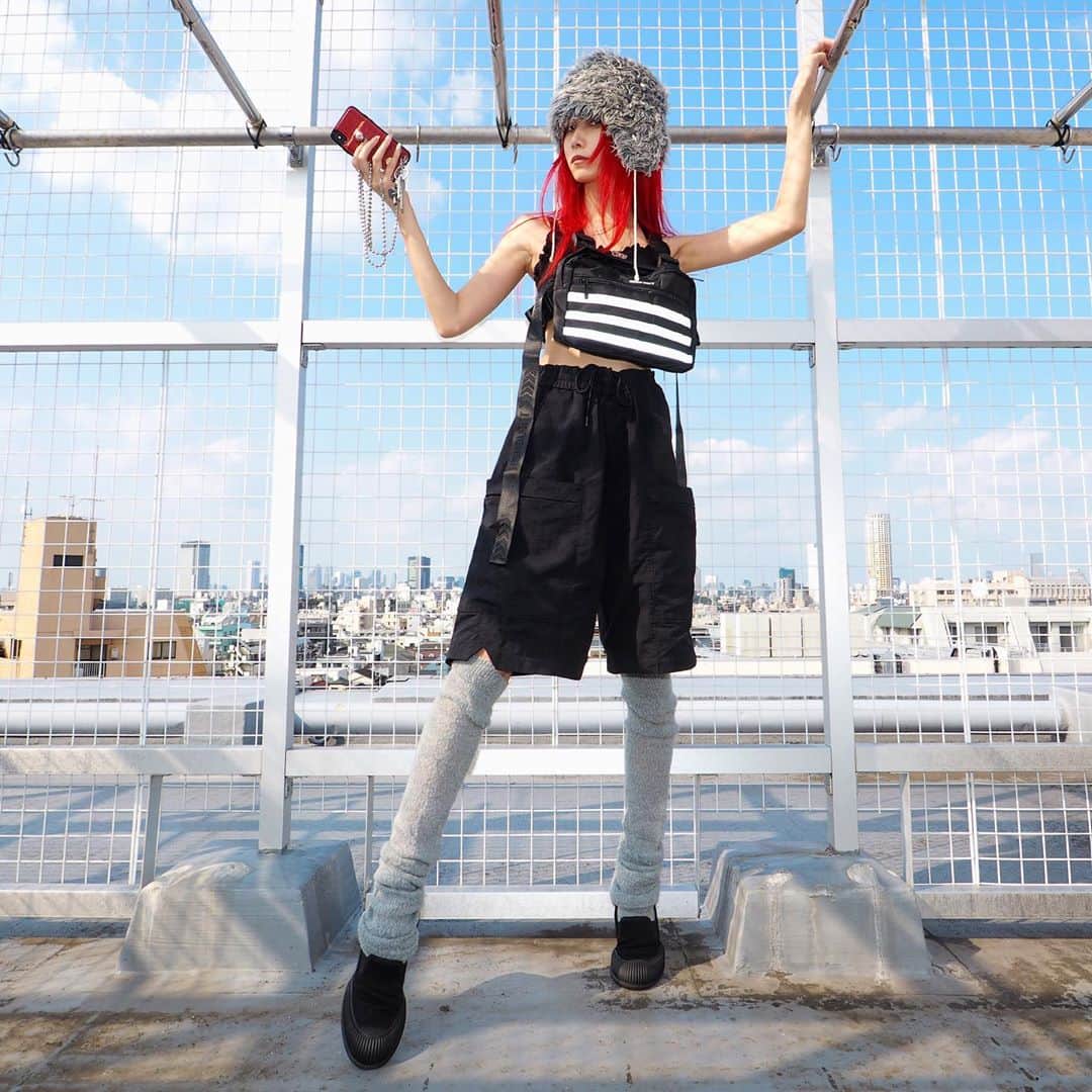 si ouxのインスタグラム：「暑いのか寒いのかわかんない格好がすきです。﻿前にも書いたことあったっけ。 ﻿ #きょうの太陽浴﻿ ﻿ body bag #nerdunit @nerdunit #pr﻿ shoe #prada﻿ pants #muze_tokyo﻿ ﻿ ﻿ ﻿ ﻿ ﻿ #selfportrait #自撮り #セルフポートレート #olympus #epl7 #olympuspen #olympusepl7 #mzuikodigitaled9_18mm #selfie #selfies #redhair #redhaircolor #redhaired #赤髪 #レッドヘアー﻿」