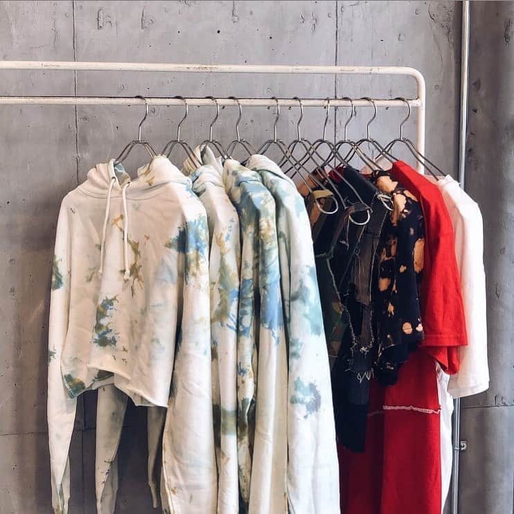 のインスタグラム：「#newarrivals ———————————— . - gallerie_unique - . エッジィの効いたアイテム多数◎ GALLERIE UNIQUEリメイク&アクセサリーが新作が多数入荷。 トレンドのタイダイを落とし込んだ リメイクアイテムや コーディネートのアクセントに オススメのアクセサリーなど 豊富に取り揃えております。 . . ぜひONLINE STOREにてご覧下さいませ...🤍 . . . . . ———————————— #お問い合わせ番号w1768」