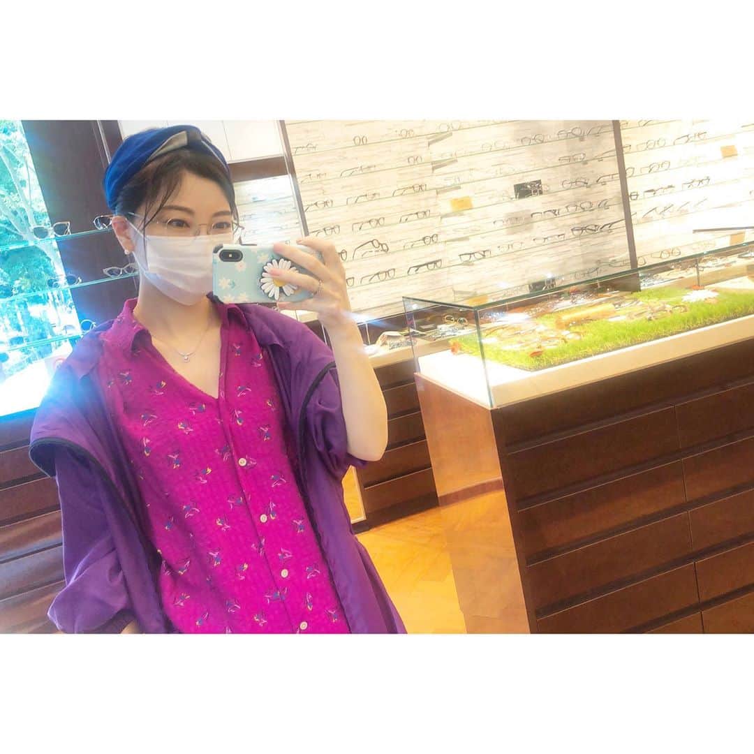 永末まゆのインスタグラム：「密かに毎日かけているメガネ　🤓  #ドイツマイスター眼鏡院 のだよー🥰かけてると、目が楽なのー😉おススメしたら、みんなハマるメガネ屋さんだよ。  日本に4人しかいない#メガネマイスター さん🇩🇪がいるの。  夏にサングラスを作る予定が、ひどい夏バテでヘタってしまい、道途中半ばに終わってしまった😩😩くすん😫  ・ ・ ・ #ドイツマイスター眼鏡院 #南青山 #メガネ女子 #メガネ部」