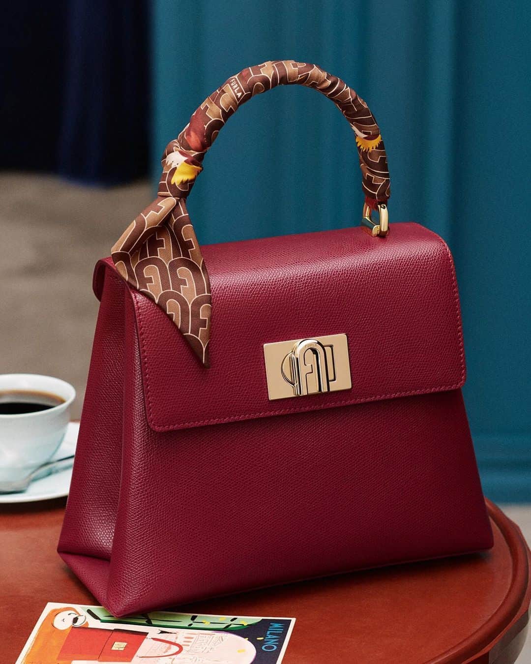 フルラのインスタグラム：「Let yourself be seduced by the Furla 1927 Top Handle: intense colour, renowned shape, refined details.   Creative Direction: Magnus Berger & Tenzin Wild @thelast_universe Photographer Director: @giampaolosgura Stylist: @sissy.vian Hair Stylist: @francogobbi1 Make up: @cosettagiorgetti  #thefurlasociety #furlafeeling #newcollection #furla #accessories #fashion」
