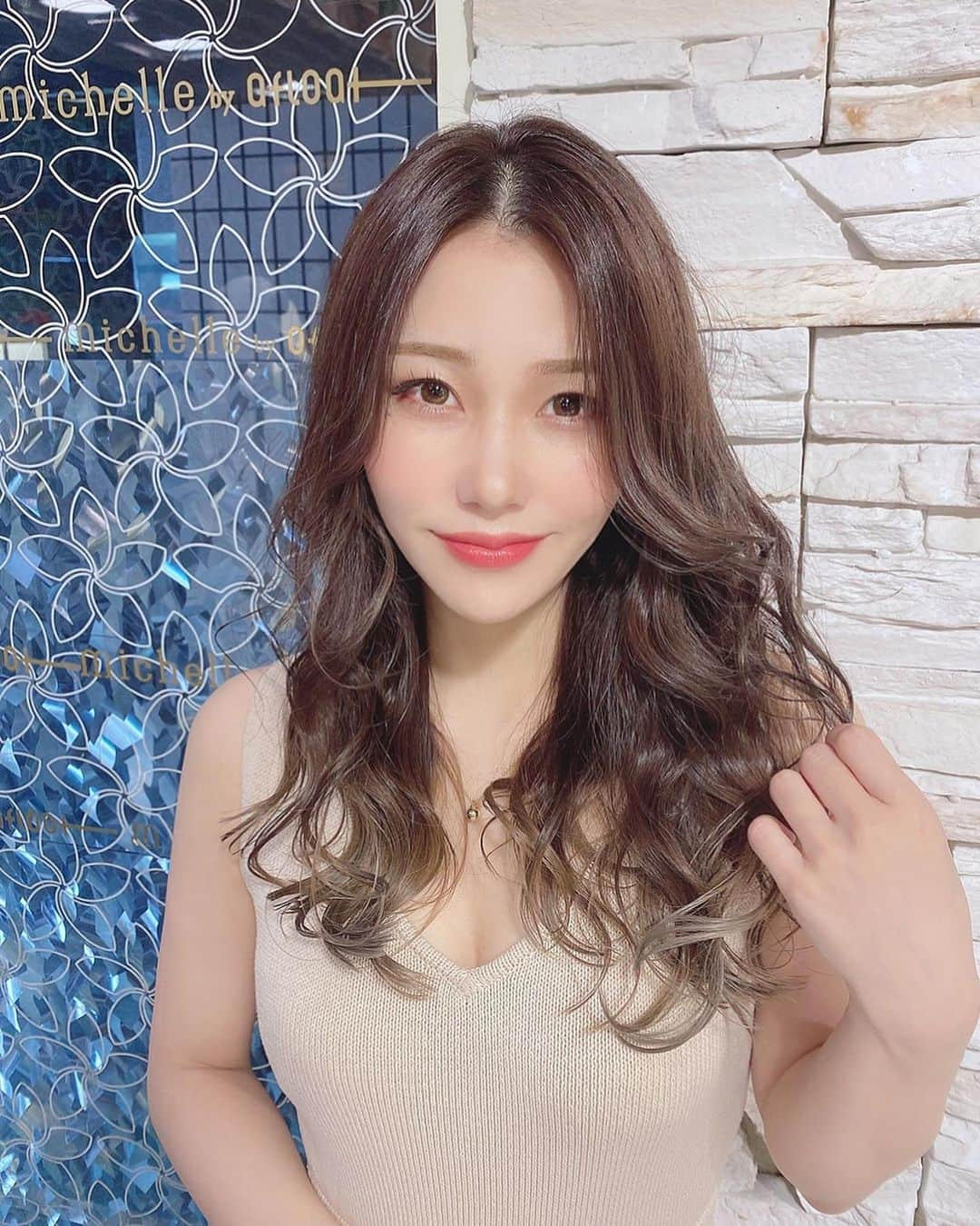 木佐友菜さんのインスタグラム写真 - (木佐友菜Instagram)「･ ･ 毛先がプラチナグレーになってるのお気に入りすぎる！ シルバーシャンプー定期的にやろ〜っと💓 ･ ･ #サロモ #撮影 #サロンモデル #撮影モデル #髪色 #髪  #ヘアカラー #ヘア #ヘアスタイル #グラデーションカラー #裾カラー #ギャルカラー #プラチナグレー #セミロング #センターパート #hairstyle #hair #haircolor #salon #hairmodel #fashion #instagood #japanesegirl #머리스타일 #머리스타그램 #좋아요 #머리」9月15日 19時12分 - tomona_kisa