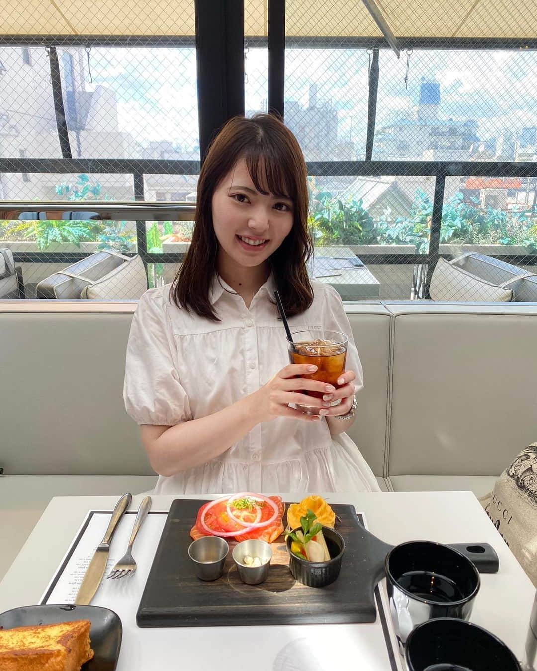 林桃絢美のインスタグラム：「・ こんばんは🌠 ・ 先日友人とお洒落なカフェでランチをしました✨ コンテストに出場するようになってから、写真を意識するようになって色々なお店に行くことが増えてとっても良い経験になっております🍀 ・ 本日も #もなポチ していただけると嬉しいです🕊 ・ #日本女子大学コンテスト　#日本女子大学　#ミスコンテスト　 #カフェ　#表参道　#表参道カフェ　#カフェ巡り　#東京カフェ  #被写体モデル #撮影モデル」