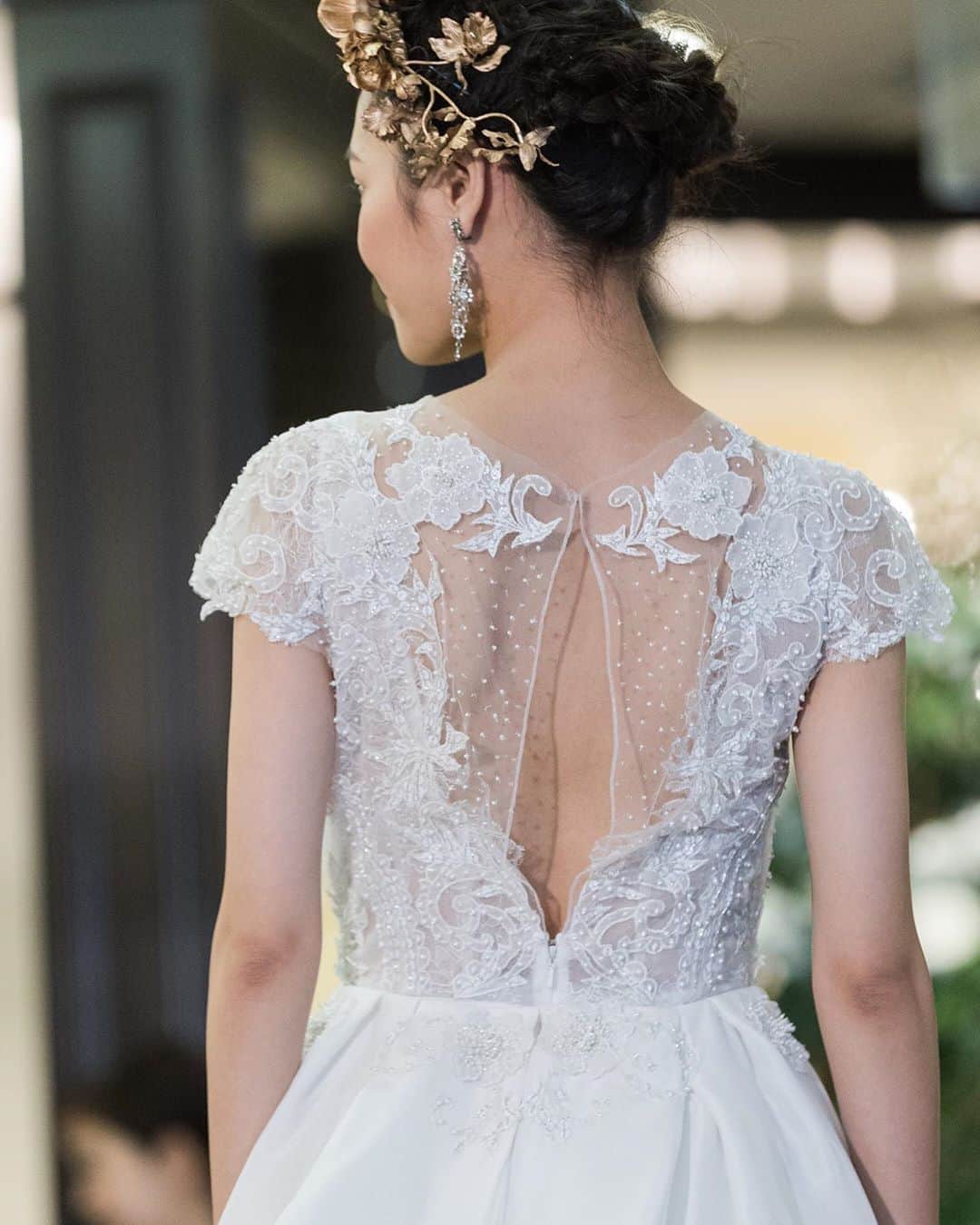 JUNOのインスタグラム：「MARCHESA  インドに影響を受けた 刺繍、テキスタイル、ビーズワーク…  デコラティヴなディテールを クリーンなシルエット、モダンなデザインが スタイリッシュなドレスへと昇華しています  クチュール感あふれるドレスは 最愛の1日を迎えるのにふさわしい 時を越えて愛されるブランドです  Dress No. 03-29227 MATHILDA  #inesdisanto﻿ #MARCHESA﻿ #antonioriva﻿ #naeemkhan﻿ #inmaculada﻿ #kennethpool﻿ #zacposen﻿ #juno﻿ #junowedding﻿ #wedding﻿ #weddingdress﻿ #viktorandrolf  #ジュノ﻿ #ウエディング﻿ #ウェディング﻿ #ウエディングドレス﻿ #ウェディングドレス﻿ #ドレス﻿ #プレ花嫁﻿ #2020春婚﻿ #2020夏婚﻿ #2020秋婚﻿ #福岡花嫁﻿ #東京花嫁﻿ #九州花嫁﻿ #関東花嫁」
