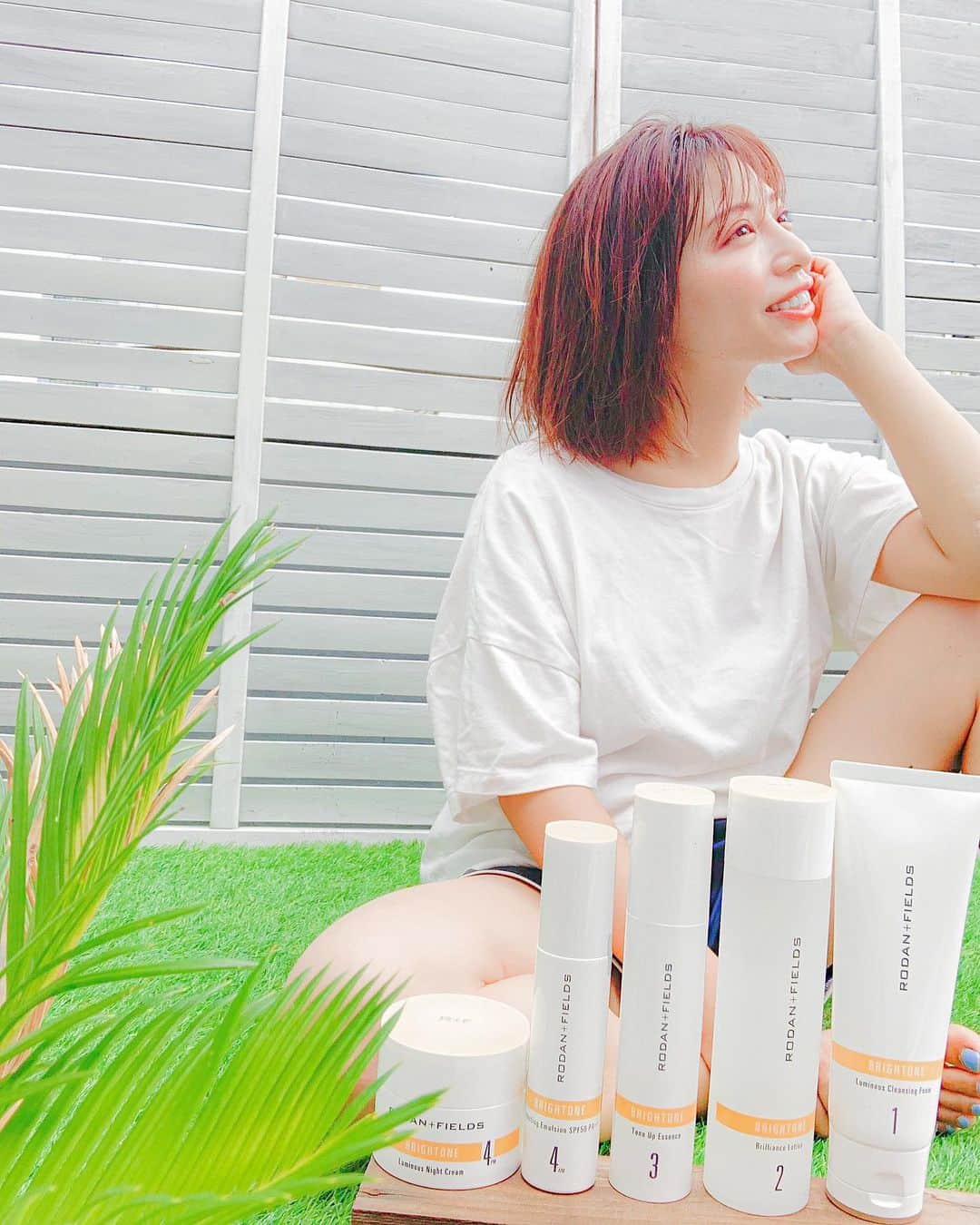 和希詩織のインスタグラム：「話題のロダンフィールズ届いたよ☀️ . . アメリカ🇺🇸で売り上げNo. 1の話題のドクタースキンケアコスメ👩‍⚕️🏥✨ . . . スキンケア事情。 肌の調子はテンションに繋がる 毎日同じコンディションではないし 私はブライドーンをお試ししてみます☝️ . . 使用感はまたレポートするね🙆‍♀️ 期待値高い。No. 1とゆー響き。 . . . 見た目シンプルでなんかナチュラルなイメージで透明感に期待。 素肌。これこそ1番の土台だってとくに最近思う！ 見た目20代目指します！笑 . . . @rodanandfields.japan  👆公式アカウントでフォロー+いいね!で、抽選でRF商品がもらえるキャンペーンやってるからチェックしてみて💫 . . . . . . . . . . #rodanandfields#ロダンアンドフィールズ#プレゼントキャンペーン#プレゼント企画#答えはRFにある#素肌美人#PR」
