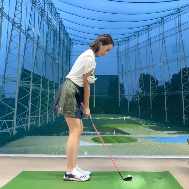 のインスタグラム：「片手打ち⛳️ 右手と左手。 左の方が苦手🥺  #ゴルフ女子 #ゴルフ男子 #ゴルフコーデ #スポーツ女子  #ゴルフウェア #スポーツ #golf #골프 #골프스타그램 #골프장 #라운드 #골프스윙 #골프사랑 #골프레슨 #아이언샷 #스크린골프  #トレーニング #トレーニング女子 #筋トレ #筋トレ女子 #golfstagram #golfswing #girlsgolf #スイング碑文谷 @tss_sing_himonya」