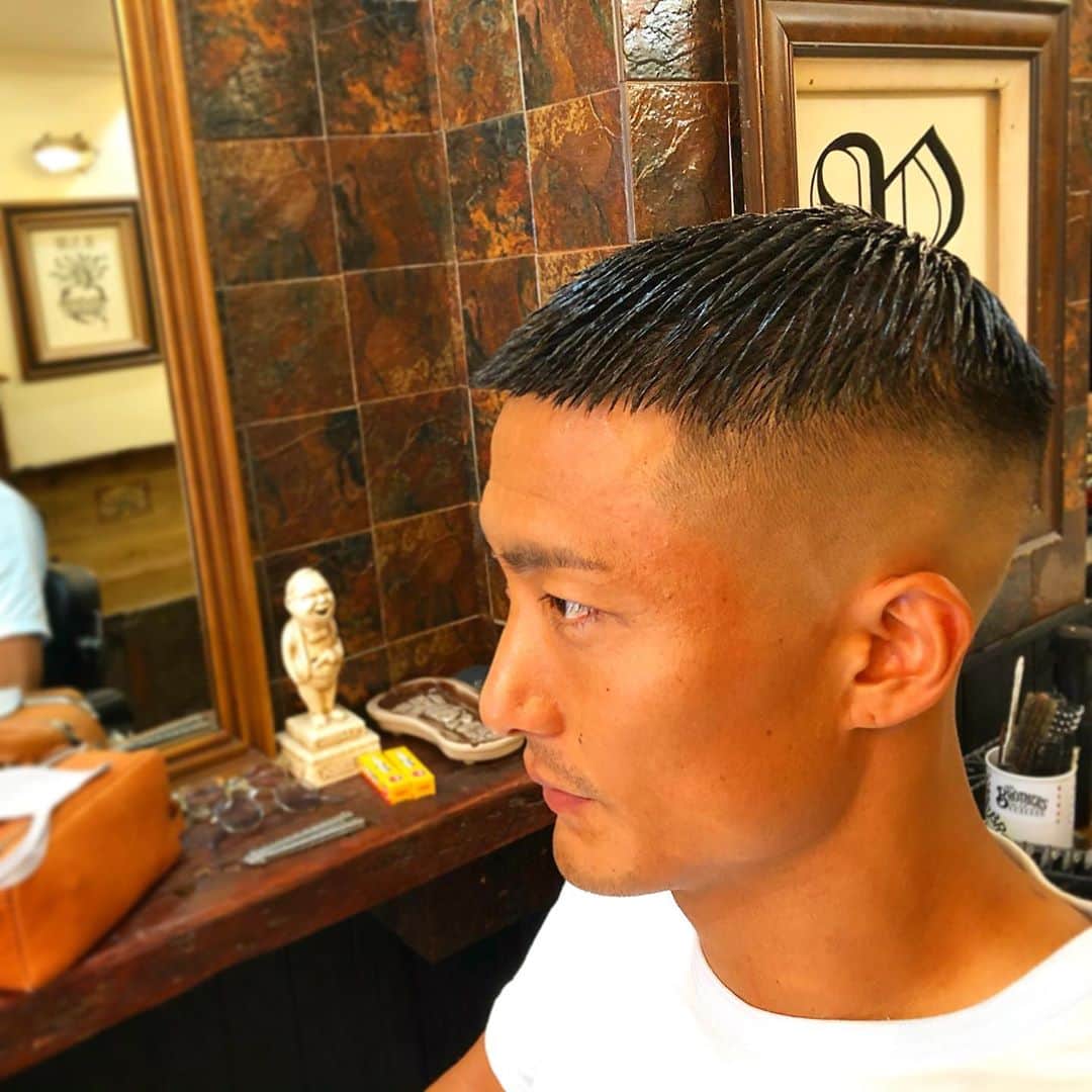 都倉賢のインスタグラム：「パクセロイヘアを少し整えました💈  この髪型維持するの大変だわ…笑  頑張ってるのに  娘からは「どんぐりちゃん」  チームメイトからは「タラちゃん」  頑張りと反比例してるわ😭😭😭  #梨泰院クラス」