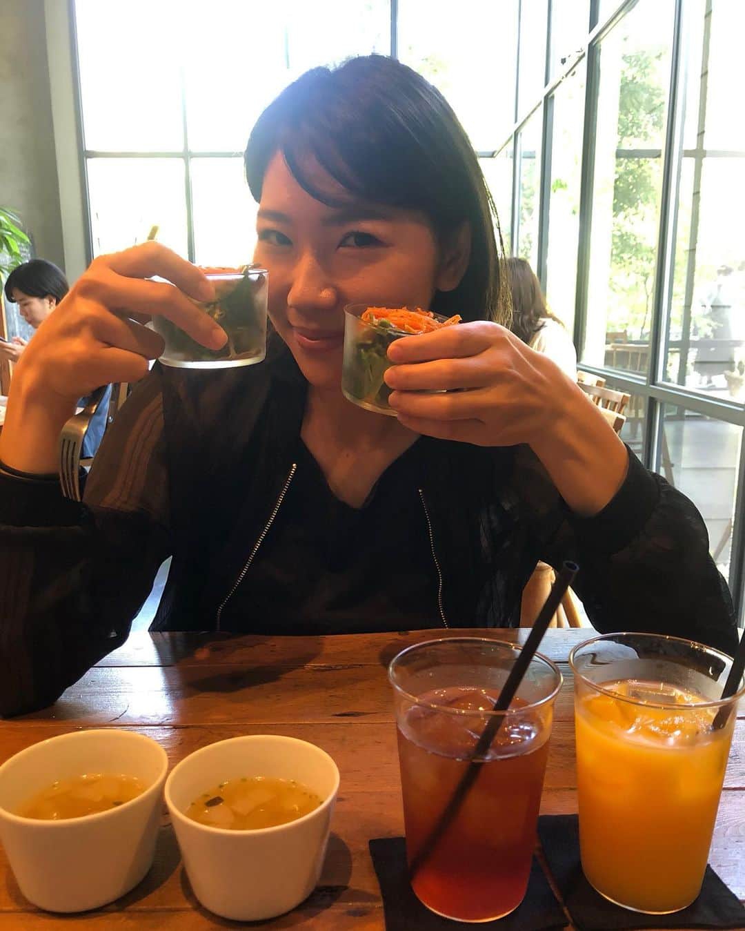 野口彩未のインスタグラム：「迷ったらどっちも派🙋‍♀️ お店の人にたくさん食べますね😃 って言われて友達に爆笑されたけど 食べ物は我慢できないヨ、、、」