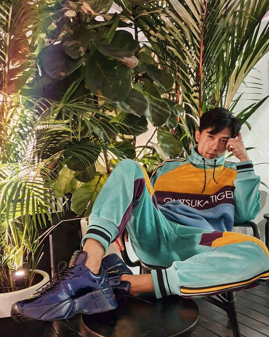 のインスタグラム：「Chilling out these cool rainy days.    The P-TRAINER PRZM from @OnitsukaTigerOfficial’s AW20 collection has striking unique and bold designs with monochromatic iridescent hues and holographic effects to chase away any rainy day blues 😍  Now available @onitsukatigersg #onitsukatigersg #PRZM」