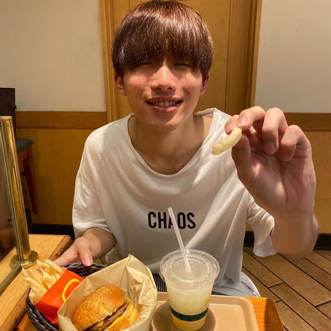 川端誠生のインスタグラム：「今日はハンバーガーやねん🍔🍔🍔 ポテトが1番大好きだけど！ #ハンバーガー #ポテト #ジュース #洋食 #マック #マクドナルド #フード #東京カフェ #グルメ #夕食 #ご飯 #渋谷カフェ」