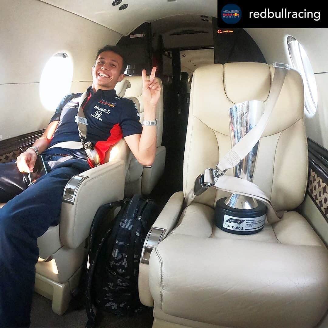 F1さんのインスタグラム写真 - (F1Instagram)「@alex_albon and his very special travelling companion 🏆✌️ . Repost x @redbullracing . Is that some extra baggage you've got there, @alex_albon? 👀🏆 . #TuscanGP #Formula1 #F1」9月15日 19時30分 - f1