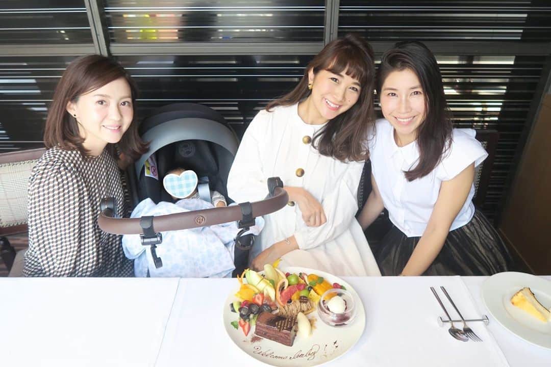 Mai Wakimizuのインスタグラム：「今日は息子と2人っきりでの外出初めて記念日＼(^o^)／オムツ替えや授乳スペースもあるオリエンタルで、更に個室にしてもらいゆっくりlunch頂きました♡大先輩ママの2人と一緒だったからとっても心強かった！素敵なお祝いのプレゼントやプレートまで用意してくれていて感動（；＿；）そんな中、息子は終始夢の中であっさり初めて記念日終了。笑 お家に帰りベッドに置いた瞬間大泣きでした♡笑 本当に短時間だったけど、私も息子も一歩前進！ #orientalhotel#オリエンタルホテル#神戸」