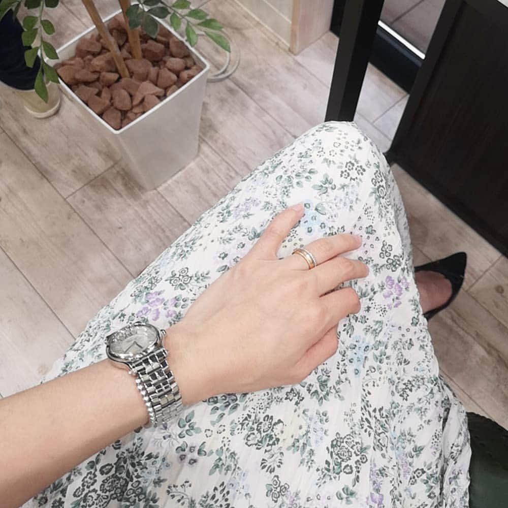高橋絵美のインスタグラム：「お気に入りのスカート🌿🍃 . なぜか元気がでなくて。 . 娘がせっせとお母さんのかわりをしてくれるのがありがたい。早く元気出そう。💪💪💪」