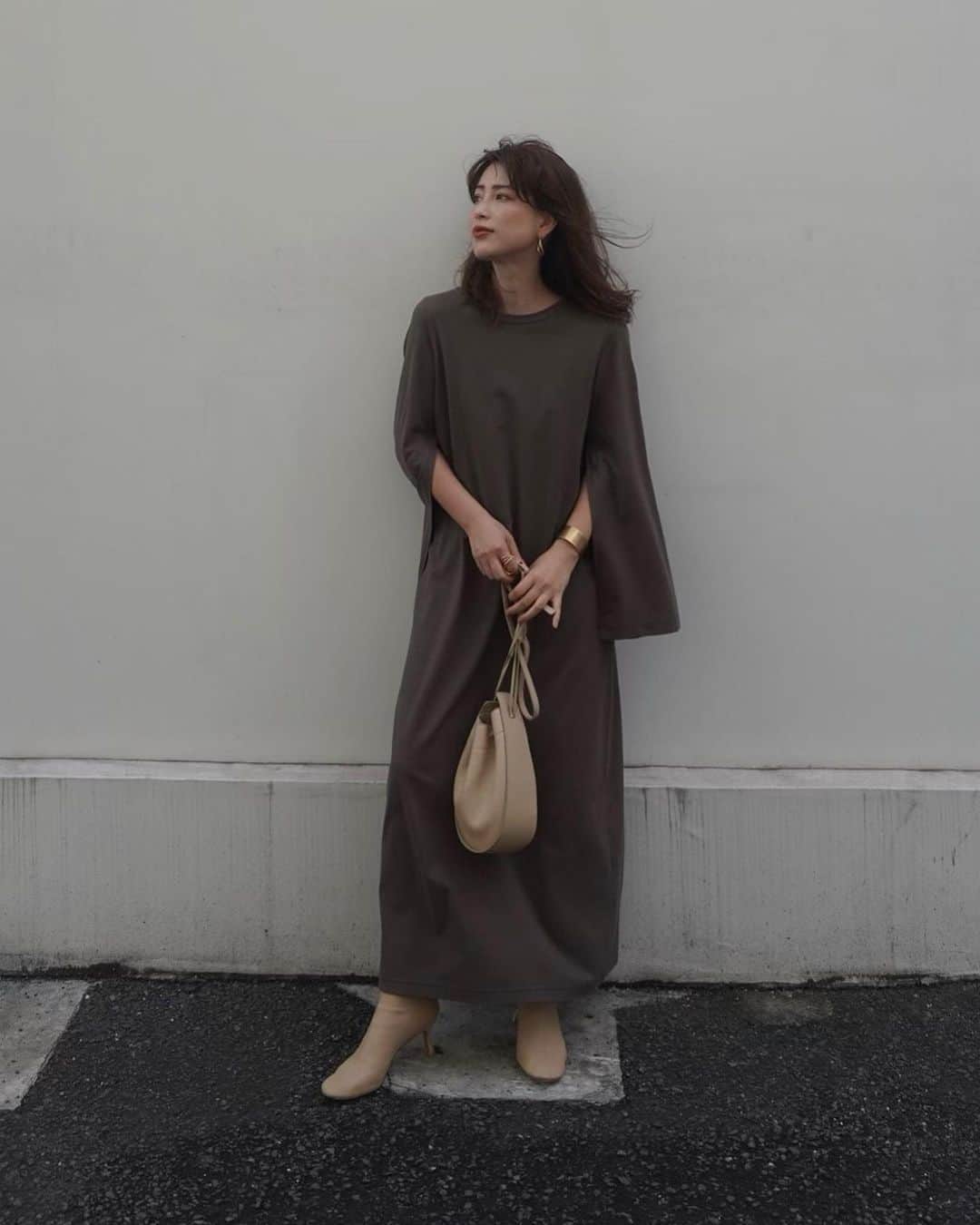 JUNNAのインスタグラム：「@etretokyo 今週発売の新作。  今すぐ着られるコットンワンピース。  #スリットスリーブカットソーワンピース   袖のスリットが腕を長く華奢に見せ 所作まで美しく演出してくれるワンピース  私の大好きなインド綿(超長綿を使用) していて肌触りが滑らか  オーガニックコットン100% Tシャツを纏う様に心地良い存在。 ご自宅でのお手入れも可能です。  湿気に強く高い通気性が生地のポイント👍  ブーツやヒールを合わせても◎ スニーカーやバレエシューズもよく合います。  パンツを合わせたりレギンスをレイヤードするのもOK🙆‍♀️  9月17日19時発売  お楽しみに...  リップはカーキのワンピースに合わせて @addictionbeauty_official のアディクション　ザ マット リップ リキッド　009  【新作発売スケジュール】 📍ルミネ新宿店　毎週木曜日　新作入荷 📌ETRÉ TOKYO  毎週木曜日19:00 📌ZOZOTOWN  毎週金曜12:00 📌ELLESHOP  毎週土曜8:30  ETRÉ TOKYOの秋服は このハッシュタグでご覧いただけます↓ #2020ETRE_AW  #ヘアスタイル #ヘアアレンジ #ミディアムヘア #ミディアム #pippichic #アディクション #therow #秋メイク#オレンジ#ブラウン#ベージュ#カジュアル #大人カジュアル#ホワイト#モノトーン#156cm#etretokyo」
