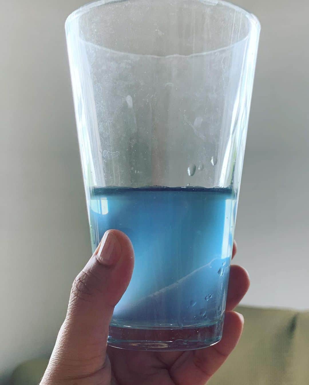 早坂香須子さんのインスタグラム写真 - (早坂香須子Instagram)「バタフライピーのおはなし  伊良部島で宇宙の法則のままにハーブを育てる近角さんと出会い、バタフライピーの佇まいの美しさ、薬効の高さ、酸で色を変えるユニークさに、これまで以上にピー愛が溢れました。  大きく開いた花びらが蝶に似ている豆科のお花…というのがそのまま名前になったbutterfly pea 。  バタフライピーはプロアントシアニンと呼ばれる抗酸化物質を豊富に含み、目まわりの美容や視力の向上に使われてきた歴史があり、ネロリラのアイクリームにも配合しています。  眼の毛細血管への血流を増加させ、緑内障の治療、視力のぼけ、網膜の損傷または疲れた眼に。   その他にも様々な効果が報告されています。 ↓  バイオフラボノイドが豊富なバタフライピーは、髪の成長を促進し、白髪化を予防する。    抗酸化物質がコラーゲンとエラスチンの合成を刺激し、肌を若返らせ、しわやたるみなどのアンチエイジングに。   伝統的に女性のために特に媚薬として使用され、月経の問題または白い膣分泌物（白血球）を治療するために使用されてきた歴史がある。   フラボノイド、アントシアニン、フェノール病気の原因となる老化フリーラジカルによる酸化を予防。   伝統的に局所麻酔薬として使用されており、痛みや腫れを和らげるのに役立っています。ストレスや不安も軽減。   フラボノイドが抗炎症や免疫システム向上の利点を持つ強力な抗酸化物質。  ……   調べるとまだまだ出てくるバタフライピーの効果効能！  はぁ、素晴らしきかな バタフライピー。  近角さんのローゼルシロップも使用した二層のお茶は、シンシアガーデンカフェでも頂けますよ！ @sincere_garden_cafe   ネロリラでも近角バタフライピーを使って新作開発します✨✨✨✨ 宣言っ😳💕    #nerolilabotanica #ネロリラボタニカ #オーガニックコスメ #シンシアガーデン #早坂香須子 #パワーオーガニック #トリプルブルーコンセントレート #伊良部島 #バタフライピー #アンチエイジング #蒼いお茶がマゼンタに変わる♡」9月15日 19時44分 - kazukovalentine