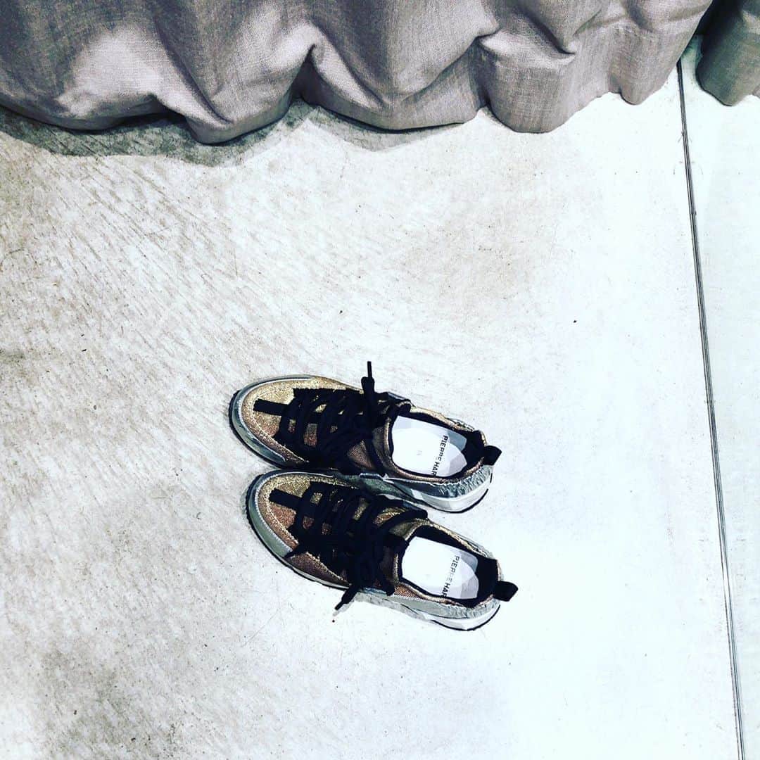阿部洋子さんのインスタグラム写真 - (阿部洋子Instagram)「👟👞👢👡👠 #今日の靴   お仕事の合間に、 手っ取り早く元気になるには、 試着しまくる👗か泡🥂  今日は、試着しまくりました。 しかーし！ 欲しいものに出合えそうで、出合えず😭  ピアスだけ購入し、 次の現場へ。  そんな試着室にぽつねんといる、 今日のあたすの靴。  #shoes #shoeshine #shoeslover #shoesoftheday #shoesaddict #sotd #ootd」9月15日 19時39分 - hirocoring