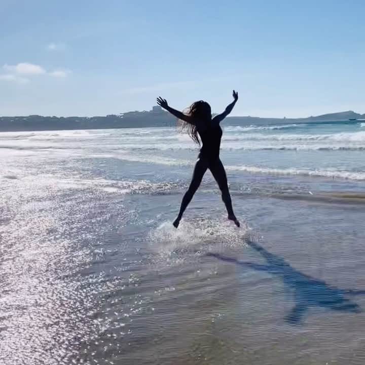エイミー・ウィラートンのインスタグラム：「When ur up next to bat in rounders and someone tells all the fielders to move back!! #goseptember #sunshine☀️☀️🤪👍👍👍」