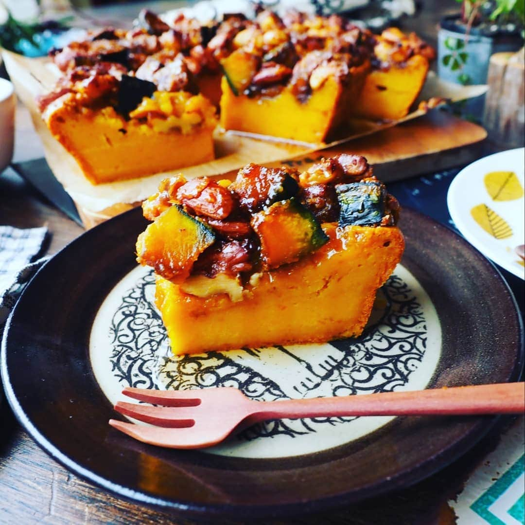 Michiko Maedaさんのインスタグラム写真 - (Michiko MaedaInstagram)「ねっとりほっくりたまらない😋🍂 スイートパンプキンケーキ🎃💕  ※※※※※ ※※※※※  #スイートパンプキンケーキ #スイートパンプキン #かぼちゃケーキ#かぼちゃ #pumpkin#パンプキン #ホットケーキミックス で簡単 #トッピングのナッツとかぼちゃの #キャラメリゼ がさらにたまらん💕 #かぼちゃレシピ色々 #めちゃめちゃおすすめです❤️ #レシピは後程ブログにて #IGersJP#IGersjp#IGersj#クッキングラム#デリスタグラマー#おうちごはんlover#コッタ #lin_stagrammer#kurashiru#クッキングラム#クッキングラムアンバサダー#クオカ#エルグルメ#フーディーテーブル#おうちごはんlover#おうちごはん革命#おうちカフェ#たらふくびより」9月15日 19時43分 - shana.mama