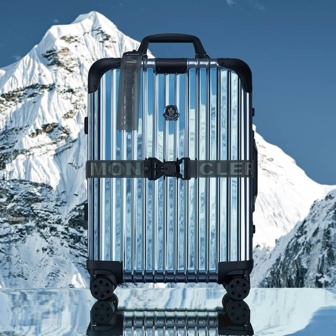 モンクレールさんのインスタグラム写真 - (モンクレールInstagram)「Moncler RIMOWA “Reflection”.  Introducing a new take on contemporary luxury travel. A limited-edition Cabin bag designed in collaboration with @RIMOWA launches tomorrow in stores and on Moncler.com.  #MONCLERRIMOWA #MONCLERGENIUS」9月15日 19時52分 - moncler