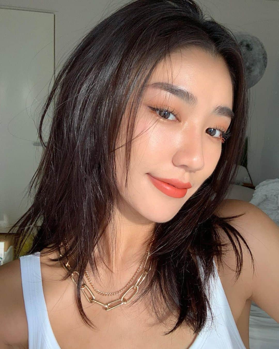 松本優のインスタグラム：「. . #orangemakeup 🧡🌅🍊🌞🎃 . なんかオレンジって元気もらえるカラーやから好き！ Lip @shuuemura  Shadow @hudabeauty  mascara @whomeeigari  . オレンジマスカラをした睫毛に🙈 . .  #makeup#whomee#orange#make#メイク#オレンジメイク#shuuemura#hudabeauty#yumake💄#selfie#fyp」