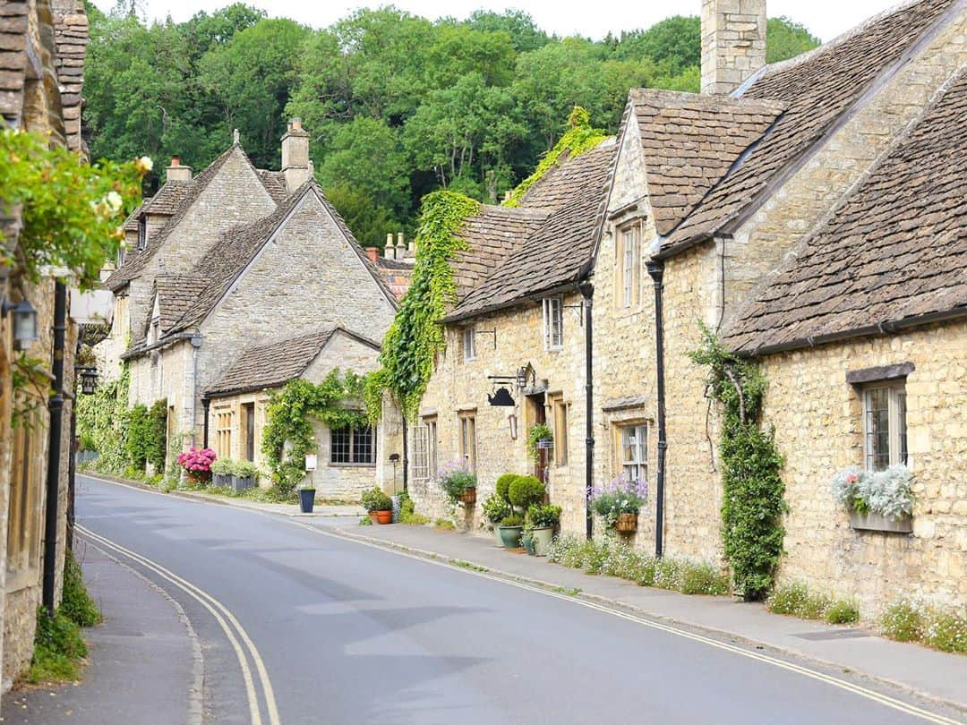 田島知華さんのインスタグラム写真 - (田島知華Instagram)「【UK🇬🇧Castle Combe】 イギリスで最も美しい村に選ばれたこともあるカッスルクーム。ふんわり優しい雰囲気を醸し出す、はちみつ色の街並み。  素敵なイングリッシュガーデンのあるお家や紅茶の本場イギリスならではのティールームがいくつもあって、のんびりと街歩きを楽しめる村でした☘ Copyright ©︎ TAJIHARU _ #たじはるトリップ #TAJIHARU_uk #イギリス #カッスルクーム #ヨーロッパ #女子旅 #旅ガール #カメラ女子 #イングリッシュガーデン #unitedkingdom #britain #visitbritain #visitengland #lovegreatbritain #cotswolds #castlecombe #englishgarden  #theprettycities #igerseurope #igersengland #igerscotswolds #topukphoto #topeuropephoto #wonderful_places #beautifuldestinations #earthpix #discoverglobe #discoverearth #beautifulplace #awesome_phototrip」9月15日 19時48分 - haruka_tajima